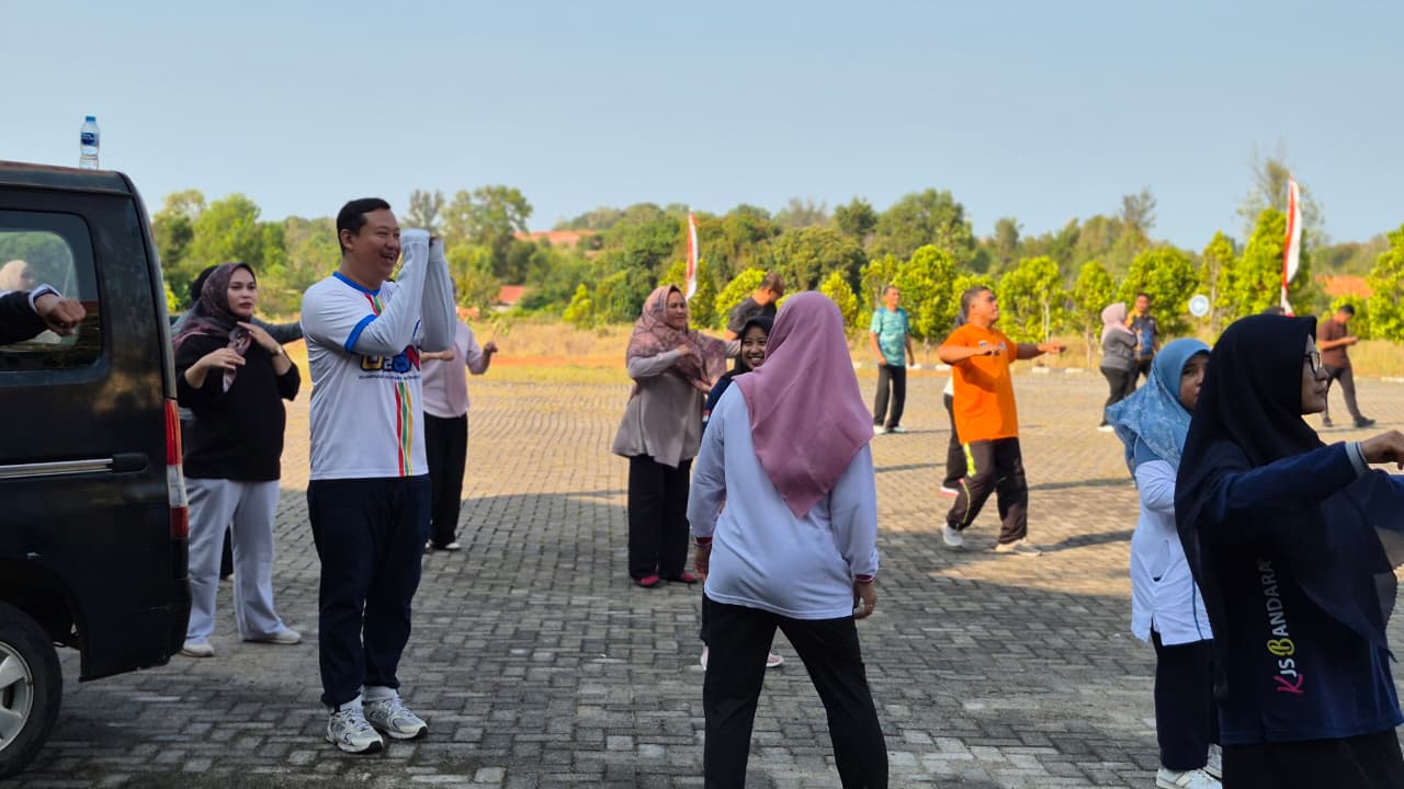 Jaga Kebugaran, Pegawai Disdik Kepri Kompak Ikuti Senam Bersama