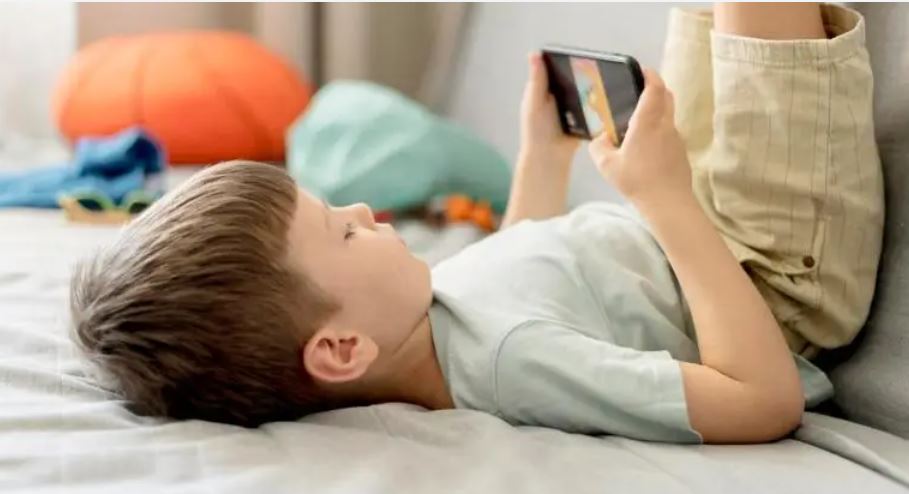 Screen Time Berlebihan? Mata dan Mental Bisa Terpengaruh