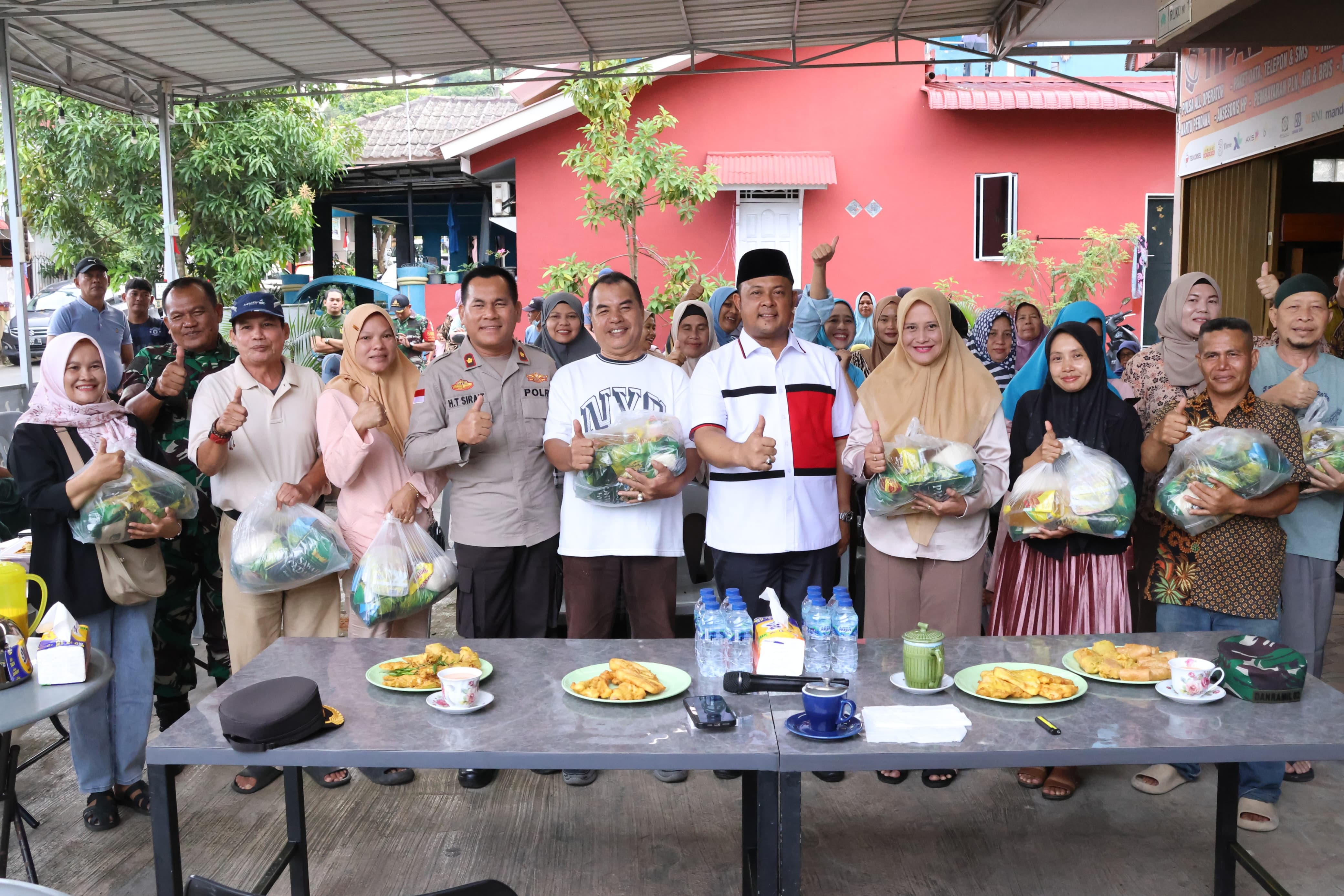 Ketua DPRD Kepri Silaturahmi dan Serahkan Paket Sembako untuk Warga Tiban Palm