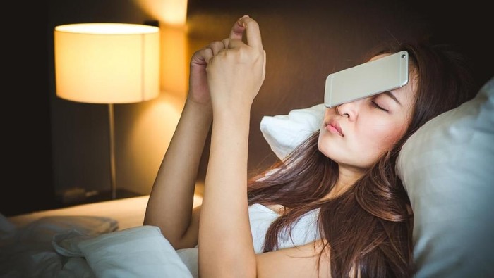 Hindari Bermain Gadget Menjelang Tidur