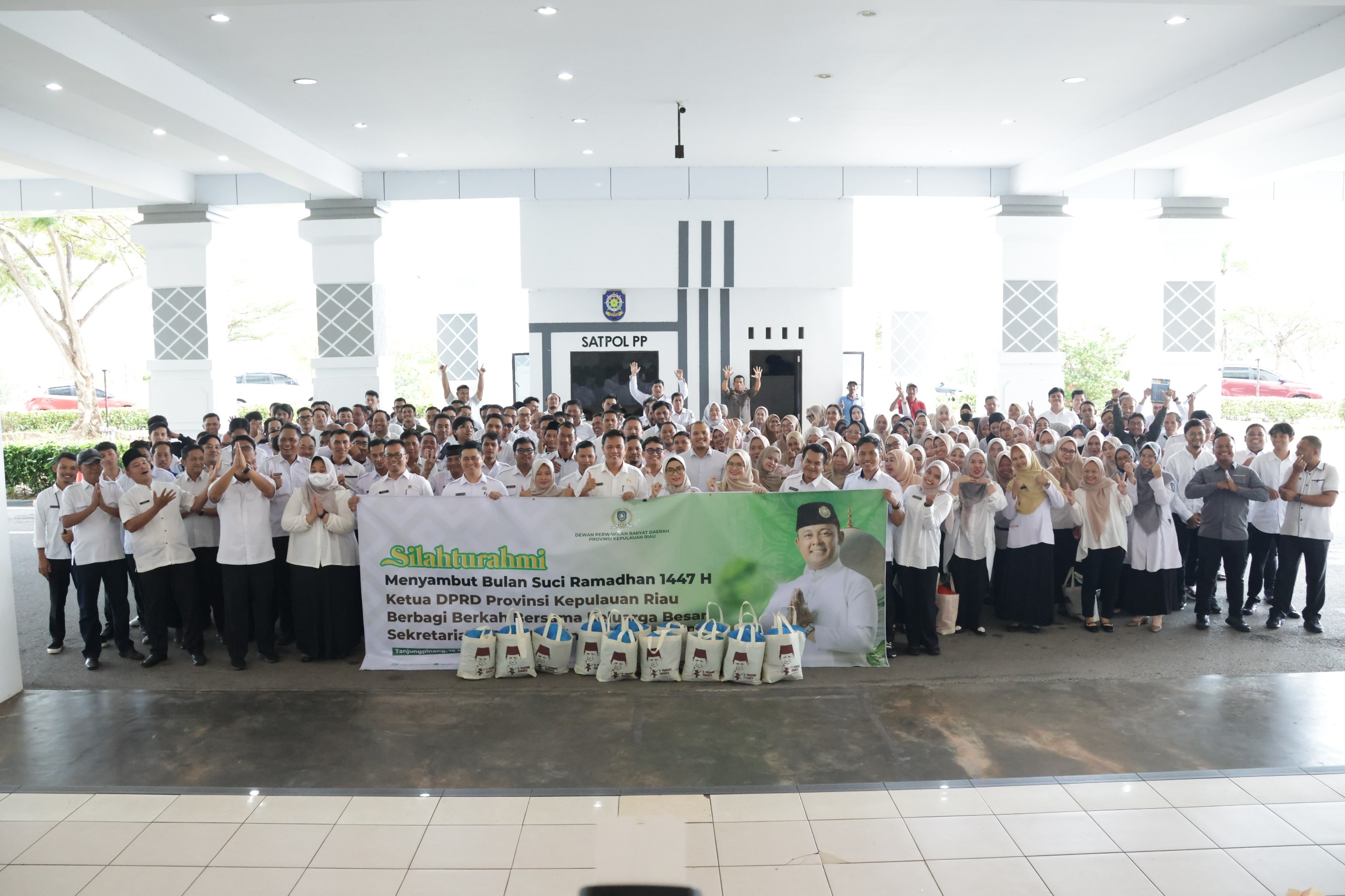 Sambut Ramadhan 1447 H, Ketua DPRD Kepri Gelar Silaturahmi dan Bagikan Sembako untuk Keluarga Besar Sekretariat DPRD