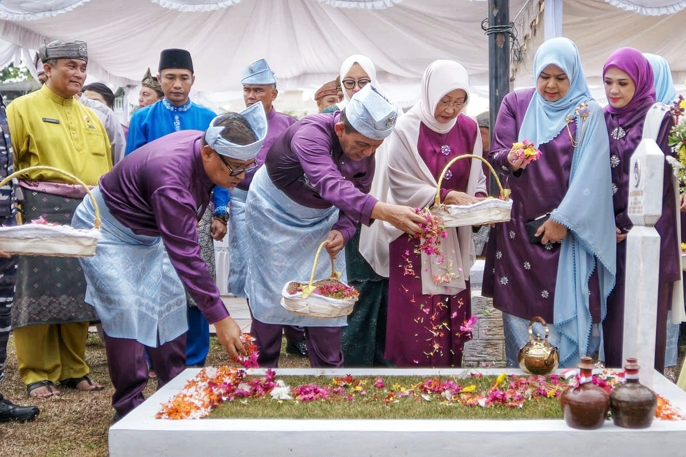 Ziarah Hari Jadi Ke-24 Kepri, Gubernur Ansar dan Wagub Nyanyang Kenang Jasa Para Pejuang, Tabur Bunga di Taman Makam Pahlawan