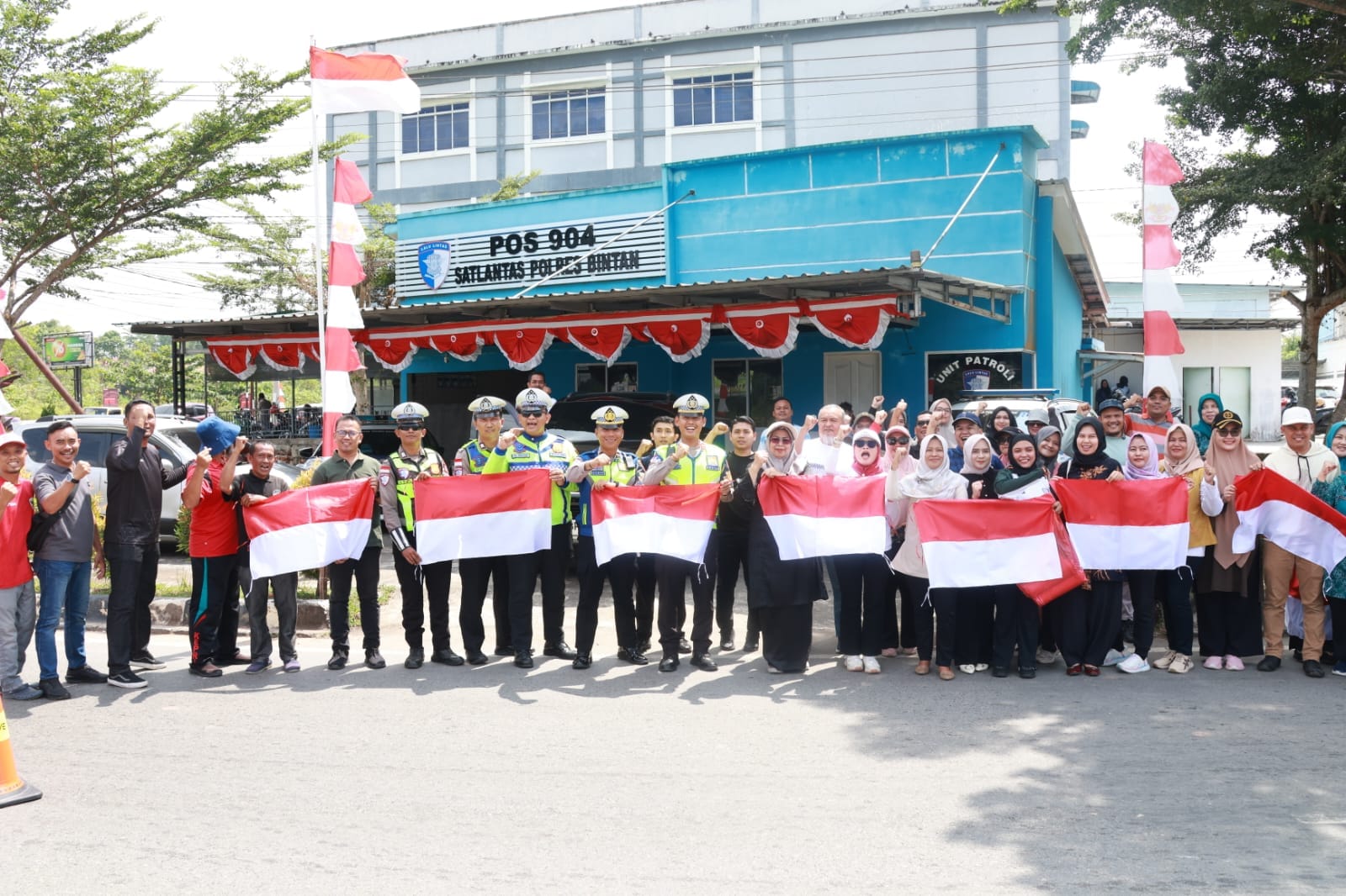 Semarak HUT ke-81 Kemerdekaan RI, WK I DPRD Kepri Bersama Sekretariat DPRD Bagikan Ratusan Bendera Merah Putih kepada Masyarakat