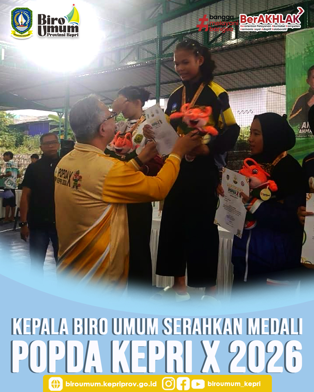 Kepala Biro Umum Setda Kepri Serahkan Medali Pemenang Pencak Silat pada POPDA X Kepri 2026