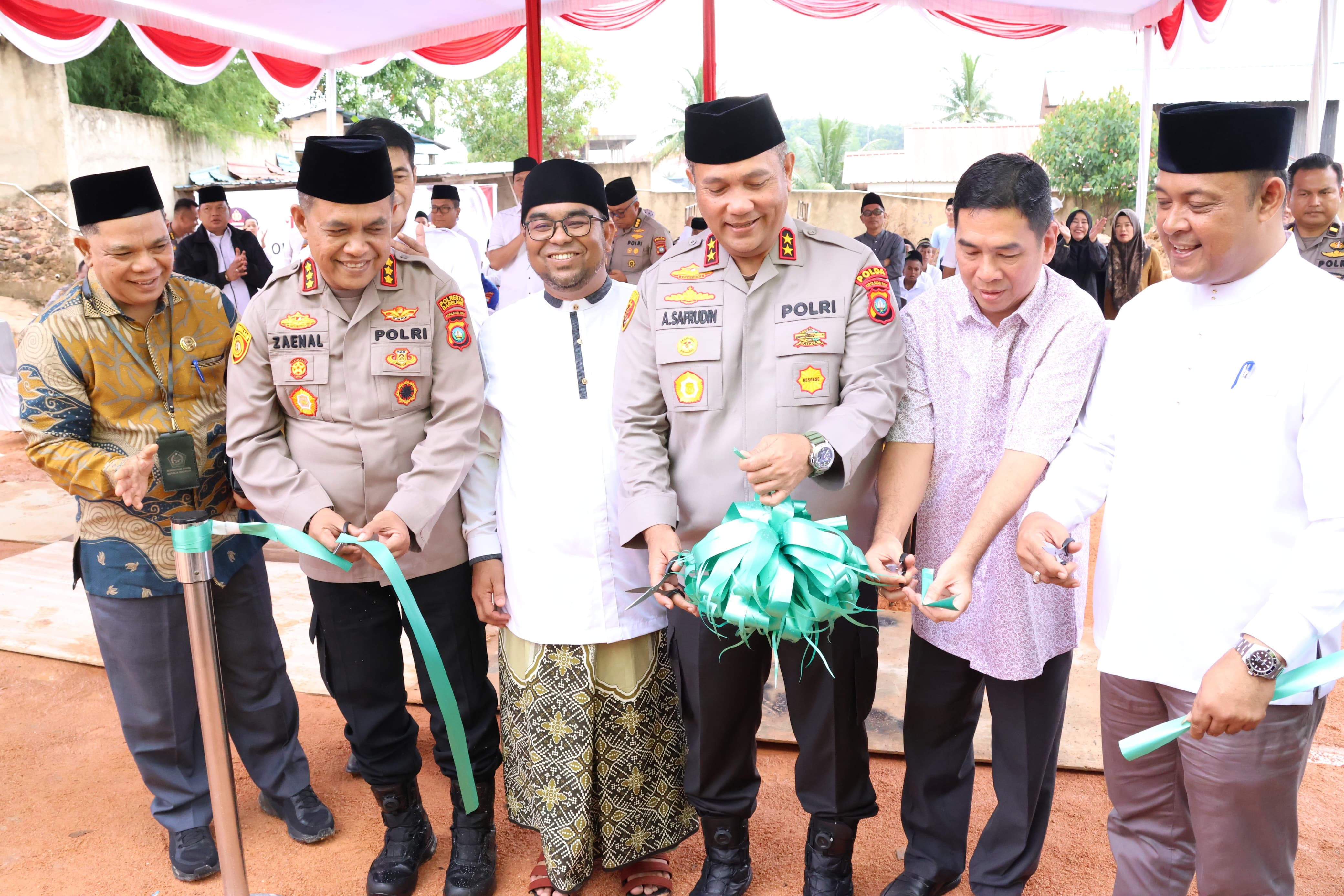 Ketua DPRD dan Kapolda Kepri Resmikan Fasilitas MCK Pesantren Daarul Hikam