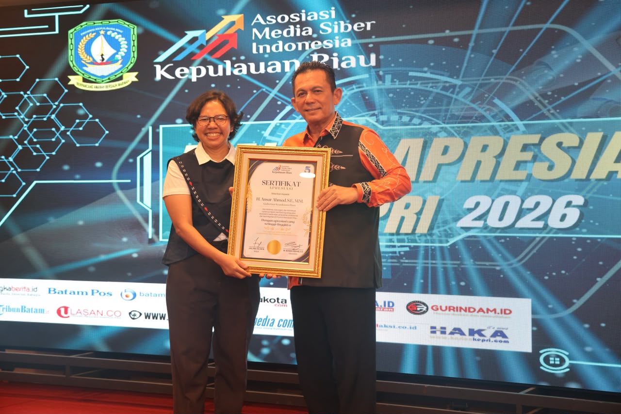 Gubernur Ansar dan Sekda Misni Terima Penghargaan AMSI Kepri