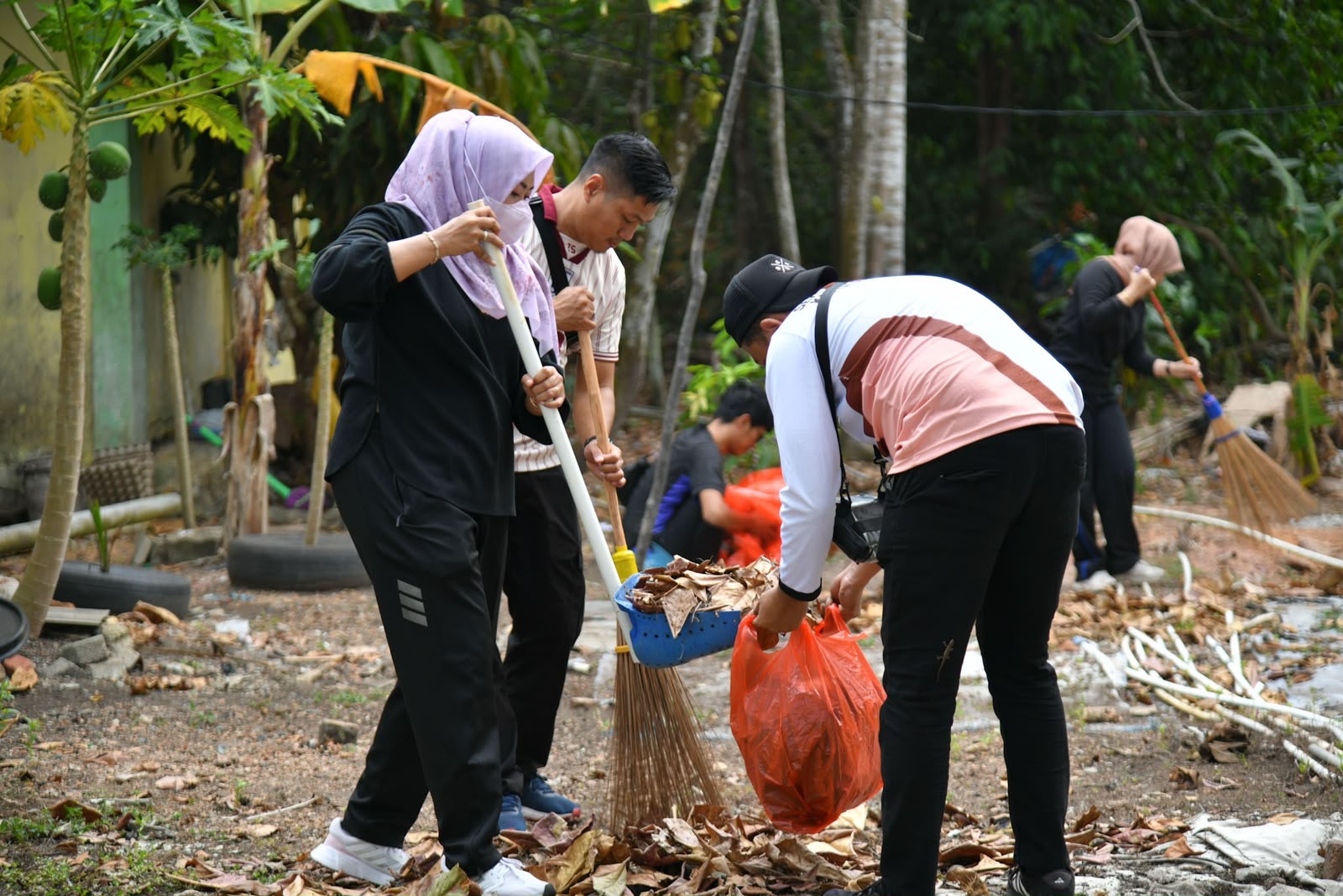 Gubernur Ansar Gotong Royong Bersama OPD Jaga Kebersihan Pulau Penyengat
