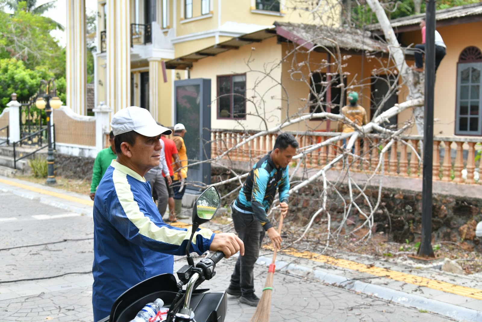 Gubernur Ansar Gotong Royong Bersama OPD Jaga Kebersihan Pulau Penyengat