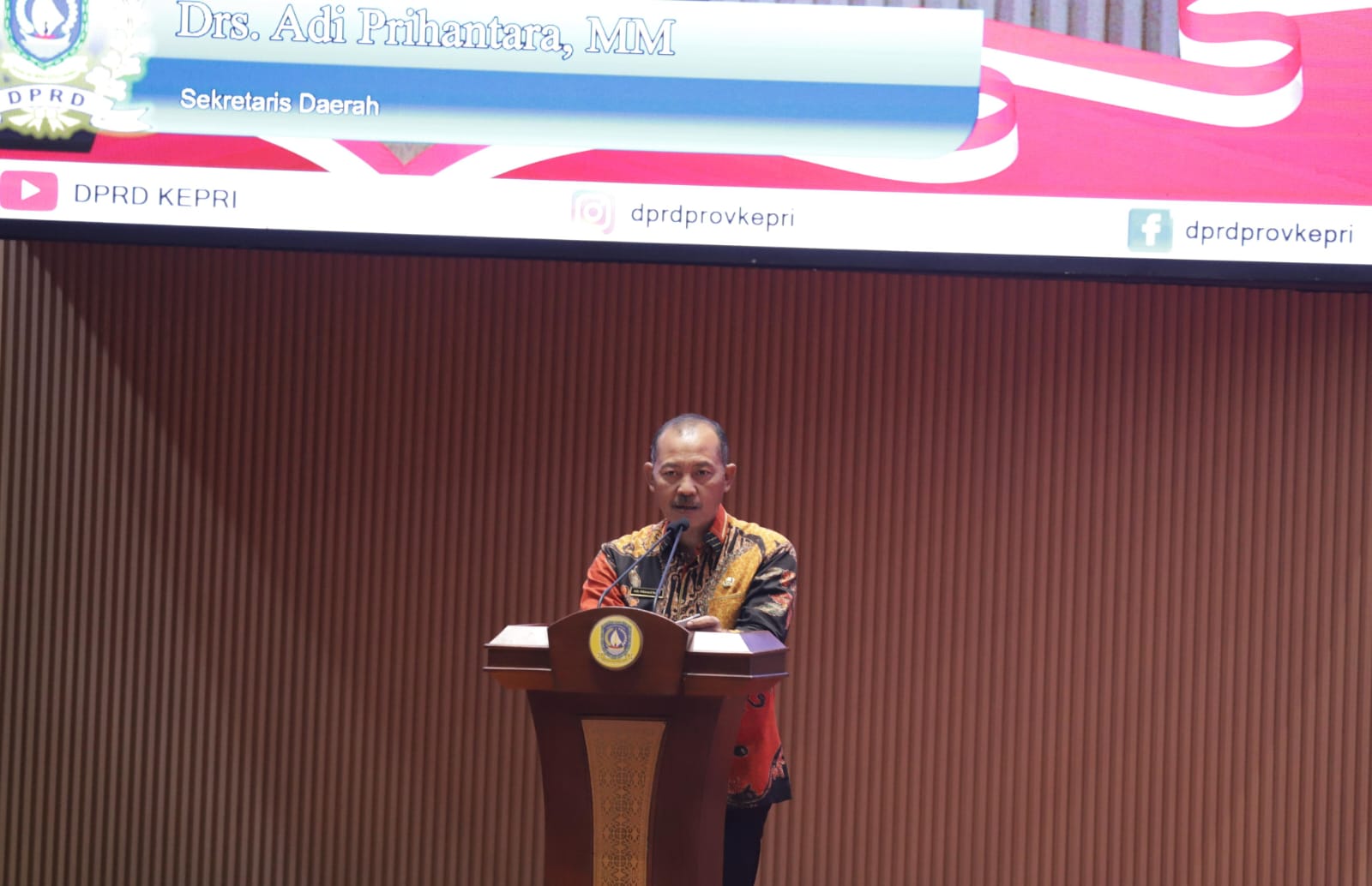 Sekda Kepri Sampaikan Jawaban Pemerintah atas Pandum Fraksi DPRD Terhadap Nota Keuangan dan APBD 2025