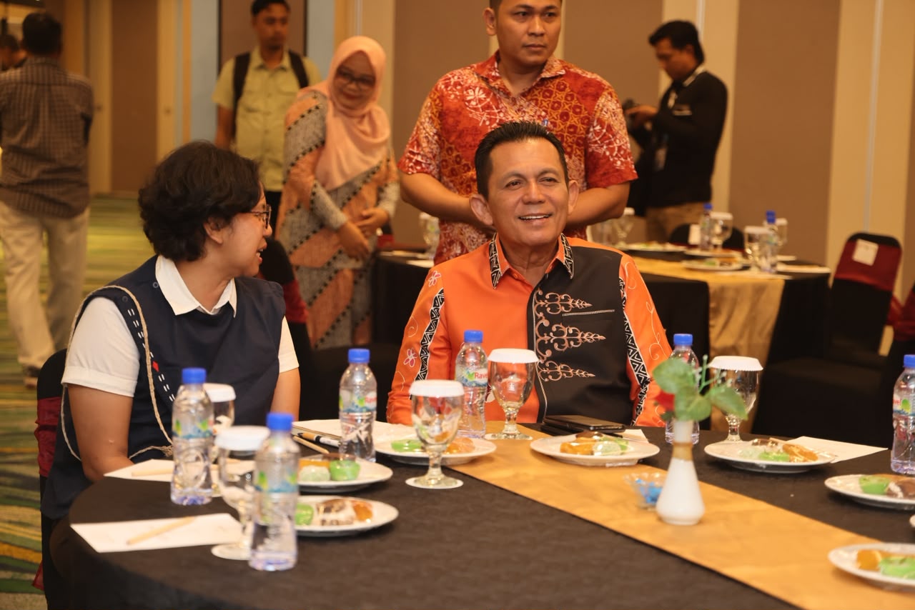 Gubernur Ansar dan Sekda Misni Terima Penghargaan AMSI Kepri