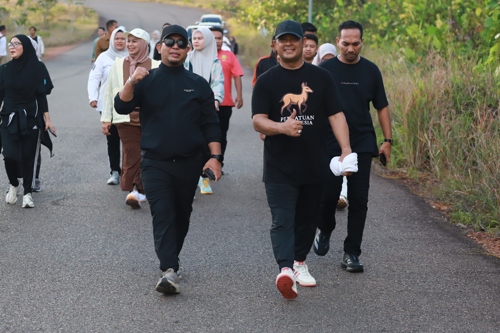 Pererat Kebersamaan, Pimpinan DPRD Gelar Jalan Santai Bersama Sekretariat DPRD Kepri