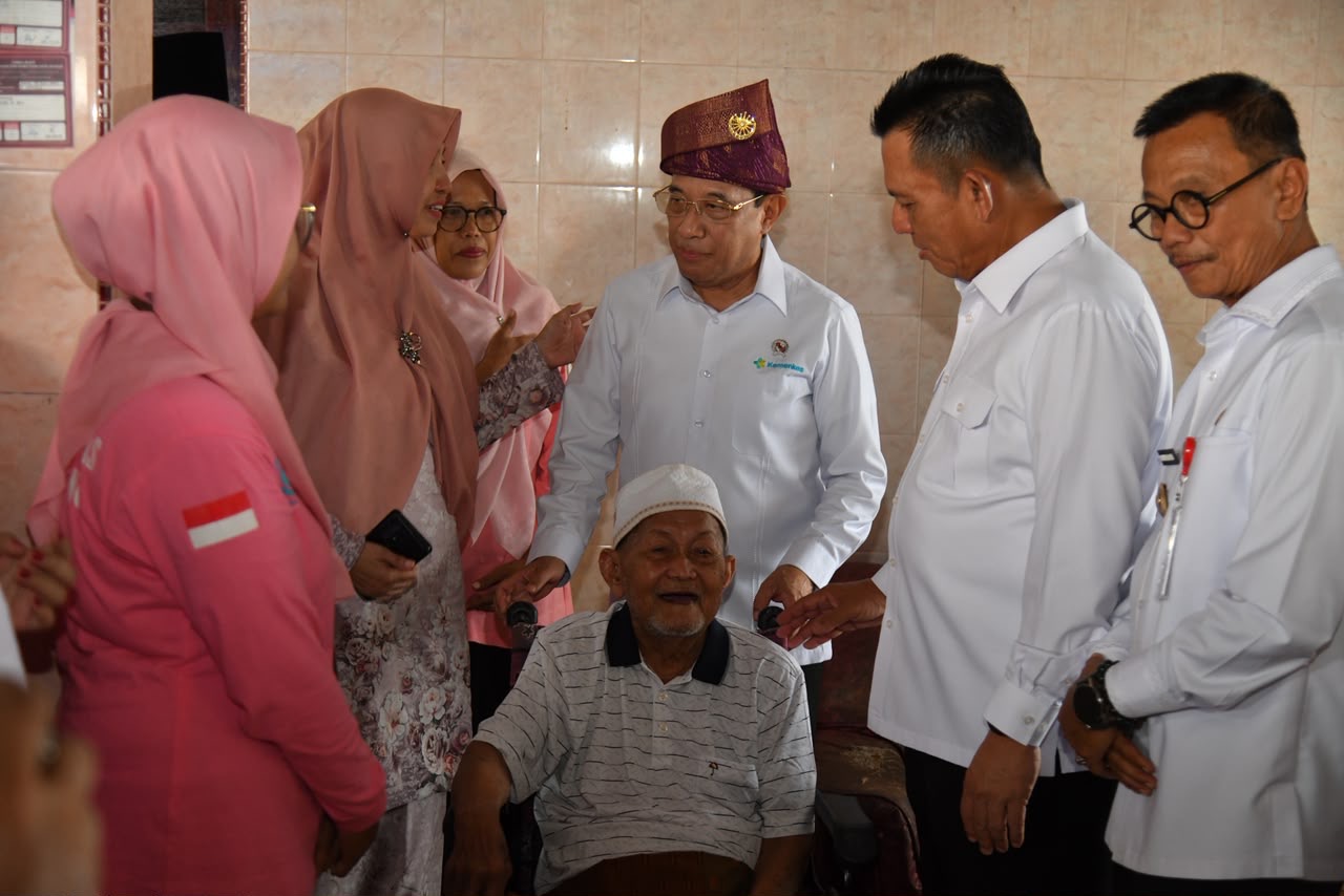 Gubernur Ansar Dampingi Wamenkes II Tinjau CKG Lansia di Tanjungpinang