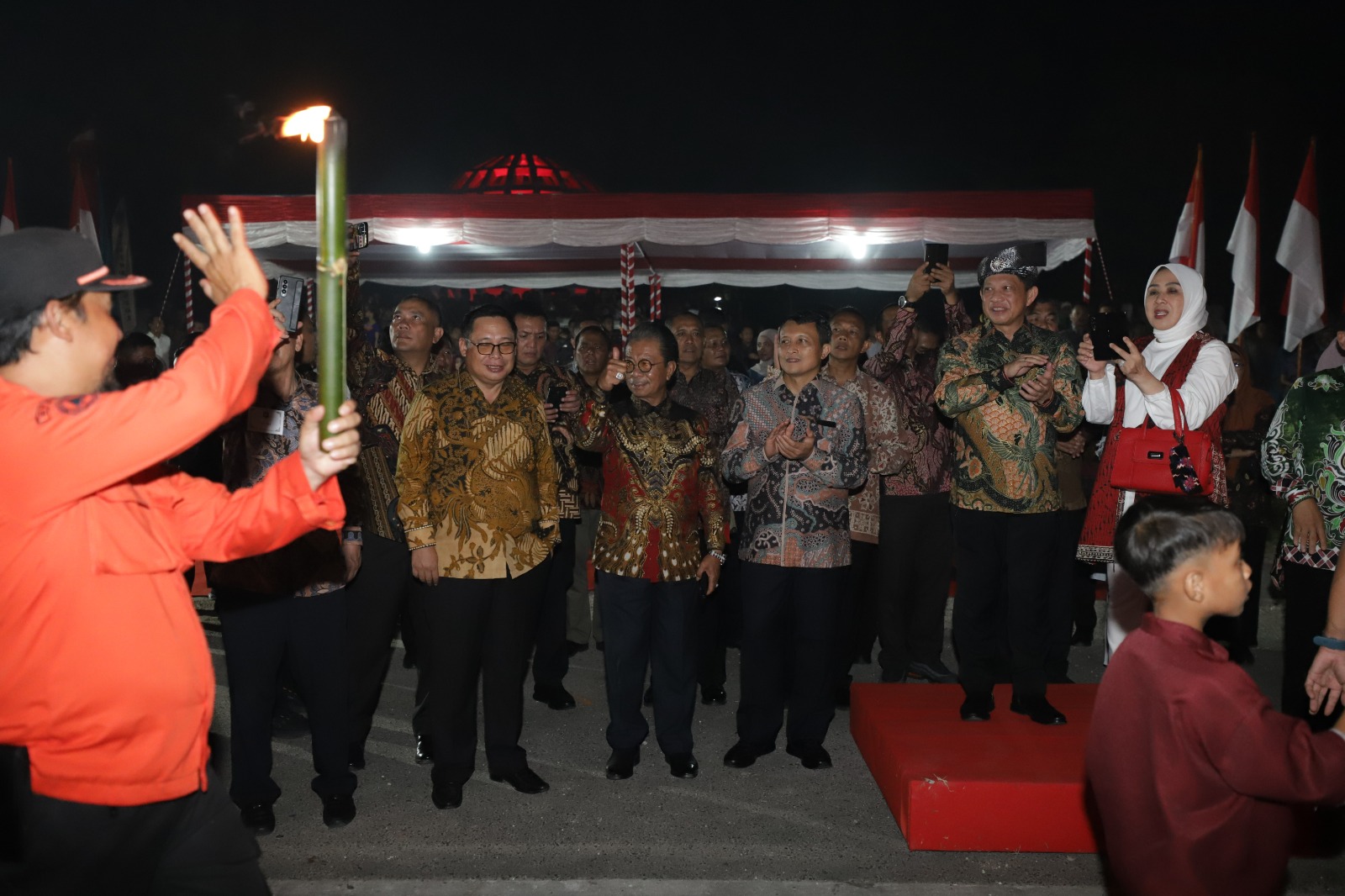 Ketua DPRD Provinsi Kepri hadiri Malam Taptu dan Pawai Obor di Pantai Piwang Natuna Dilepas Oleh Mendagri RI Tito Karnavian