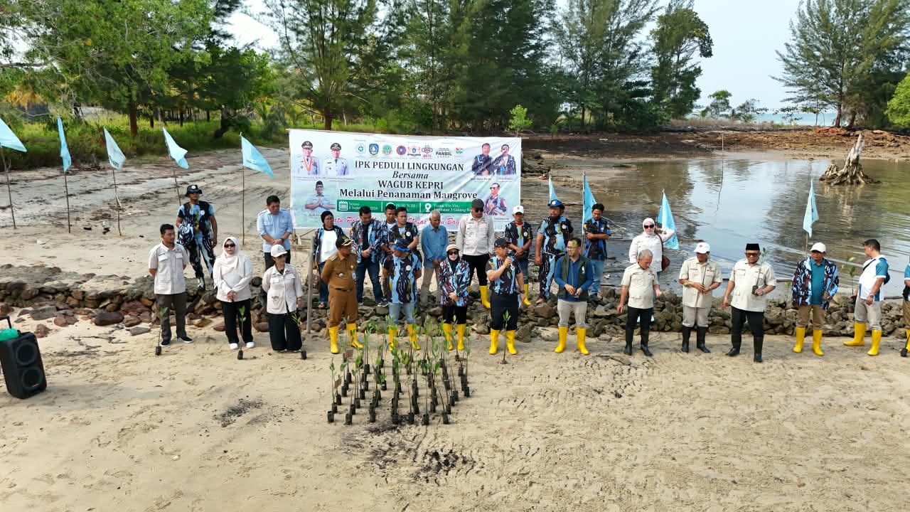 Wagub Nyanyang Apresiasi Aksi IPK Peduli Lingkungan di Pantai Vio Vio