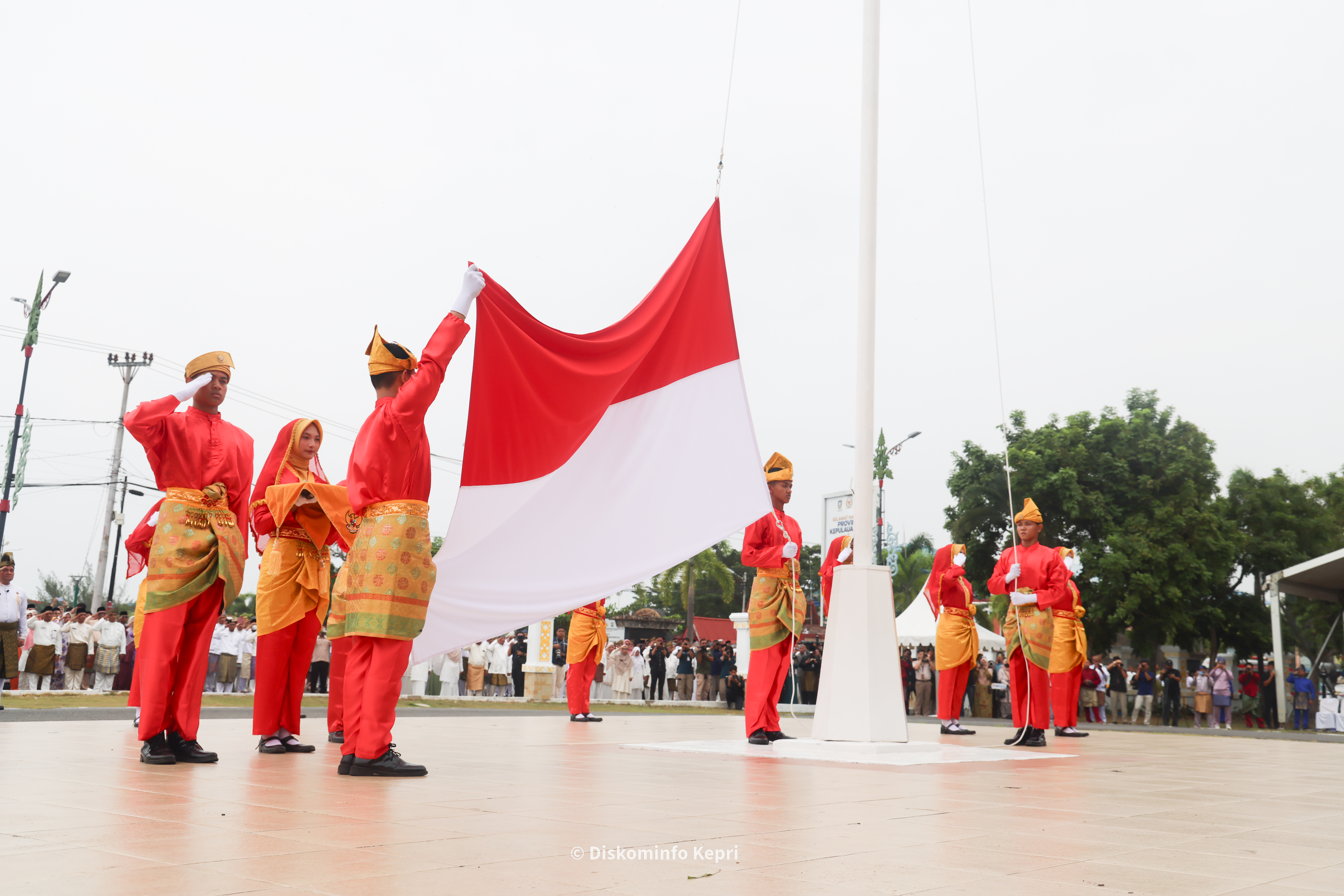 Kompak Berbusana Melayu, Perwakilan OPD Termasuk BKAD Khidmat Ikuti Upacara Hari Jadi Kepri