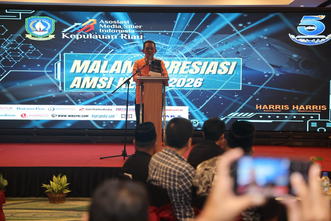 Gubernur Ansar dan Sekda Misni Terima Penghargaan AMSI Kepri