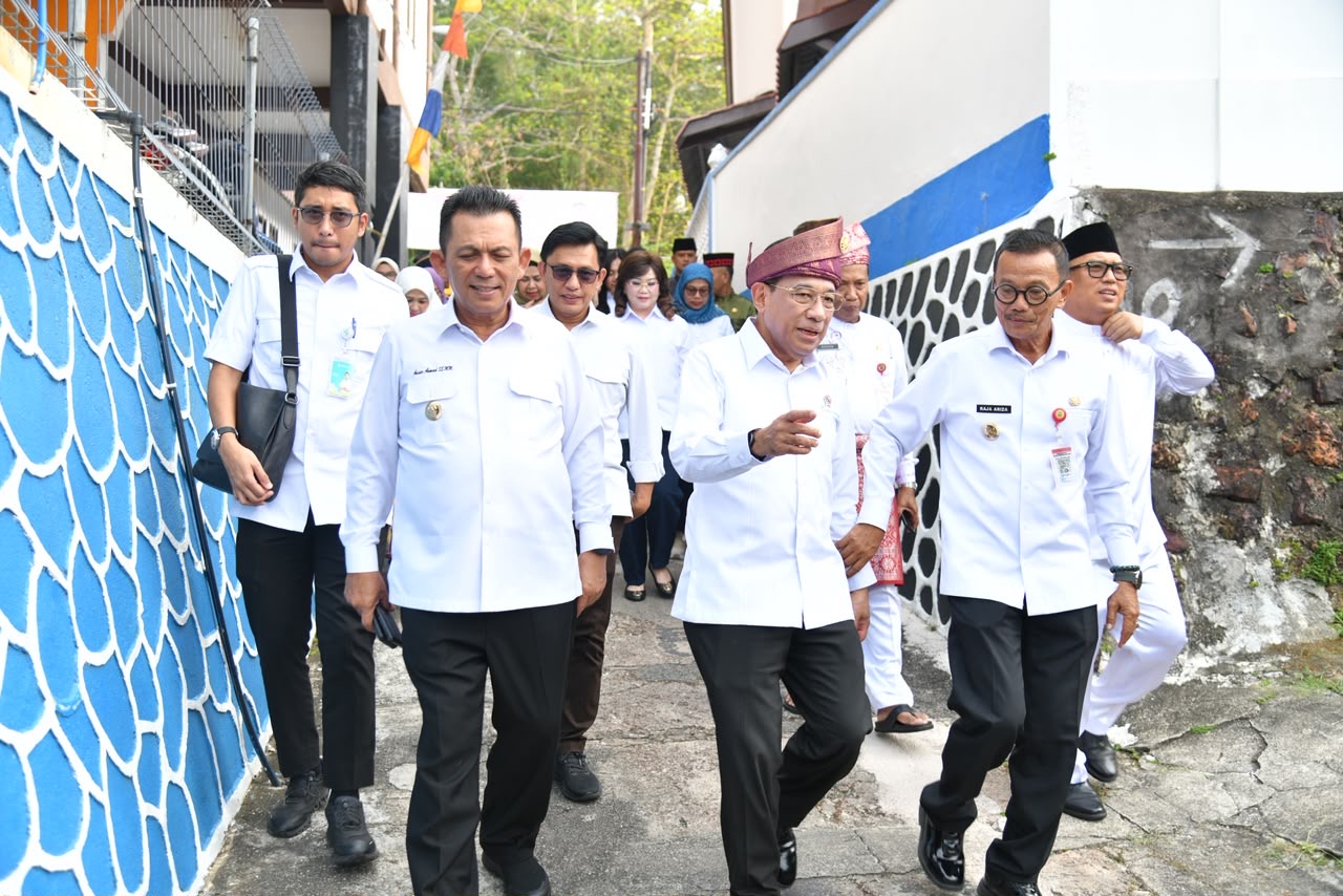 Gubernur Ansar Dampingi Wamenkes II Tinjau CKG Lansia di Tanjungpinang