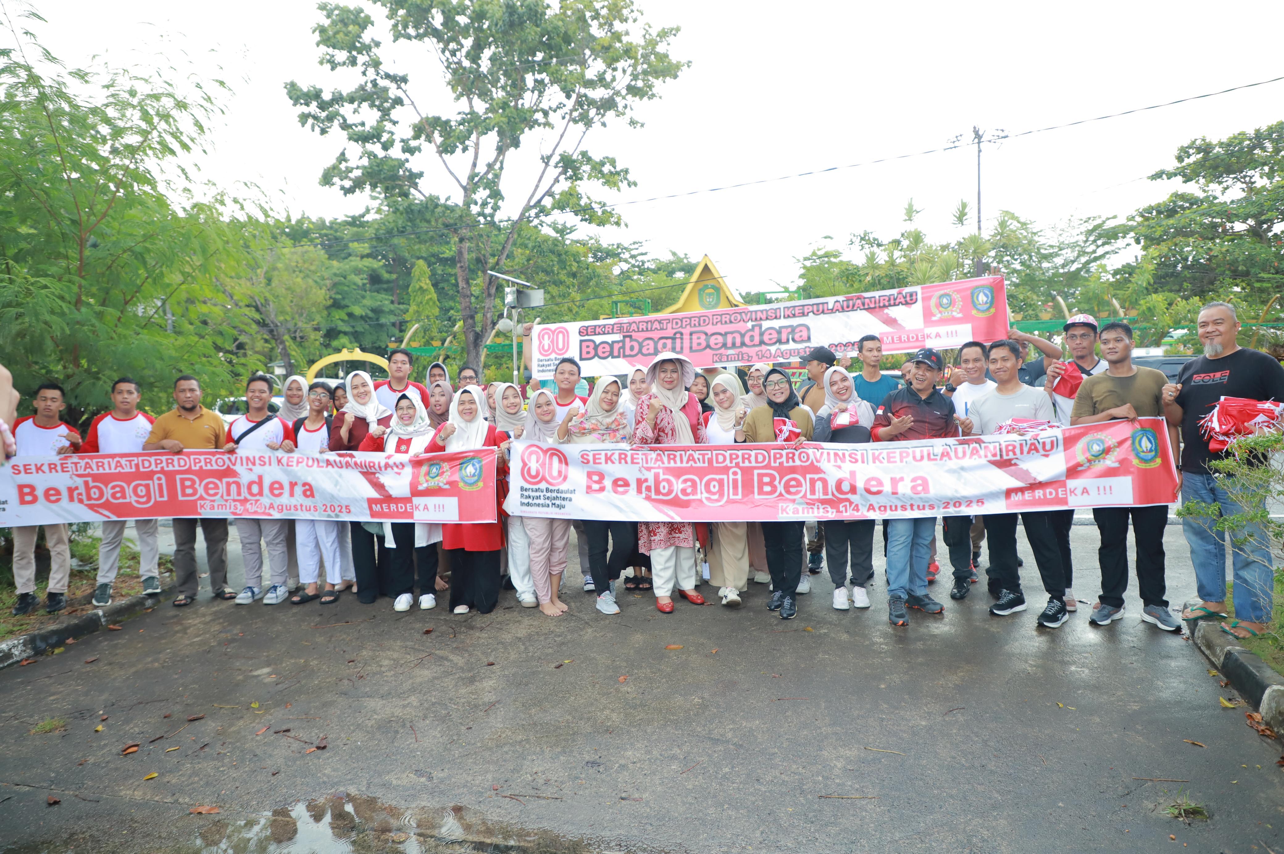 Kampanye Cinta Tanah Air, Sekretariat DPRD Kepri Bagikan Bendera Di Jalanan