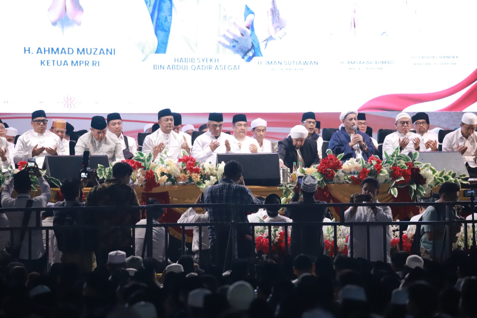 Ketua DPRD Kepri Iman Sutiawan Hadiri Malam Cinta Rasul Cinta Negeri, Perkuat Ukhuwah dan Semangat Persatuan