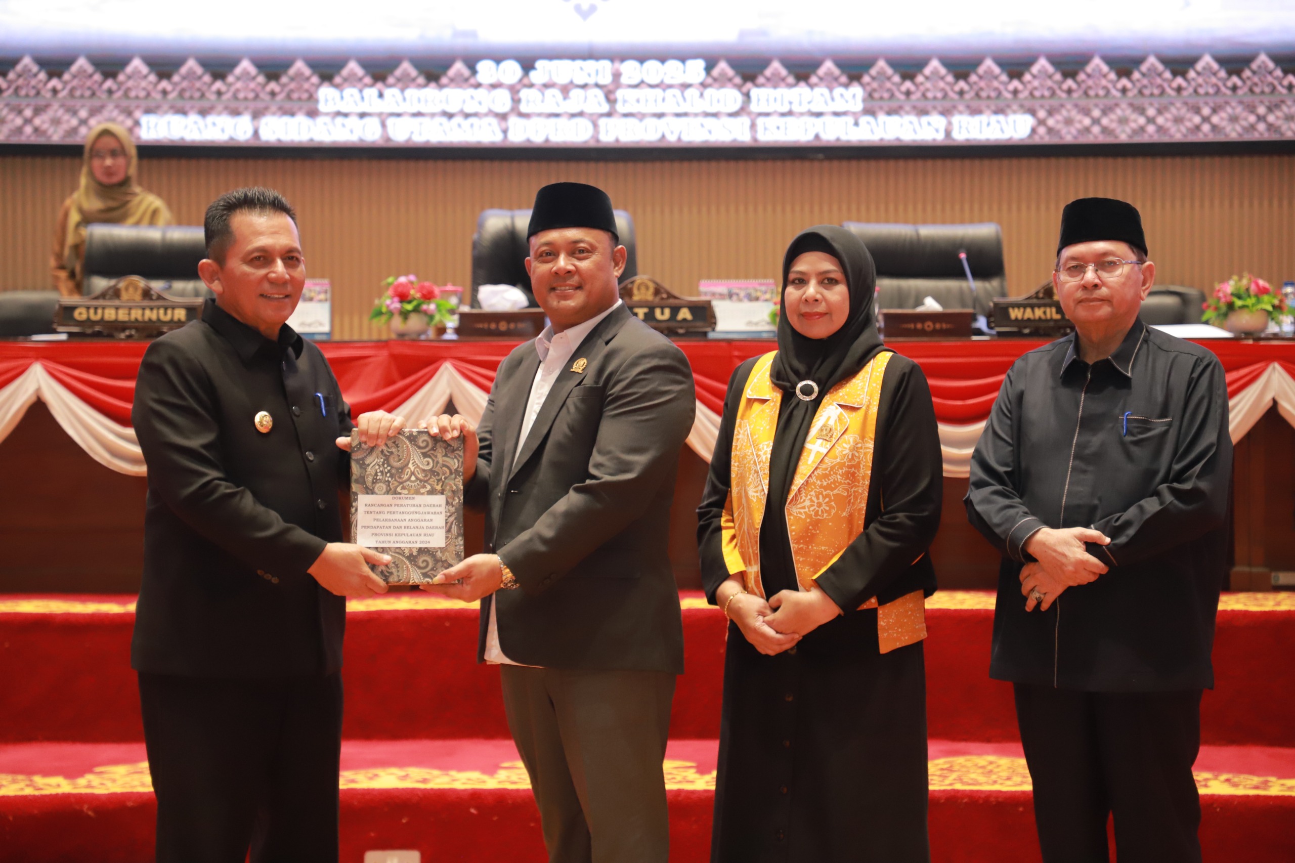 DPRD Kepri Dengarkan Penyampaian Ranpeda LPP-APBD Kepri 2024