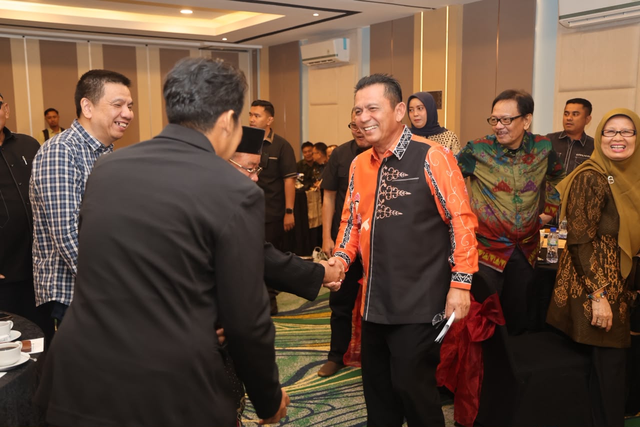 Gubernur Ansar dan Sekda Misni Terima Penghargaan AMSI Kepri