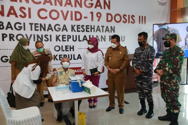 Pemprov Kepri Berikan Vaksin Covid-19 Dosis III Bagi Tenaga Kesehatan