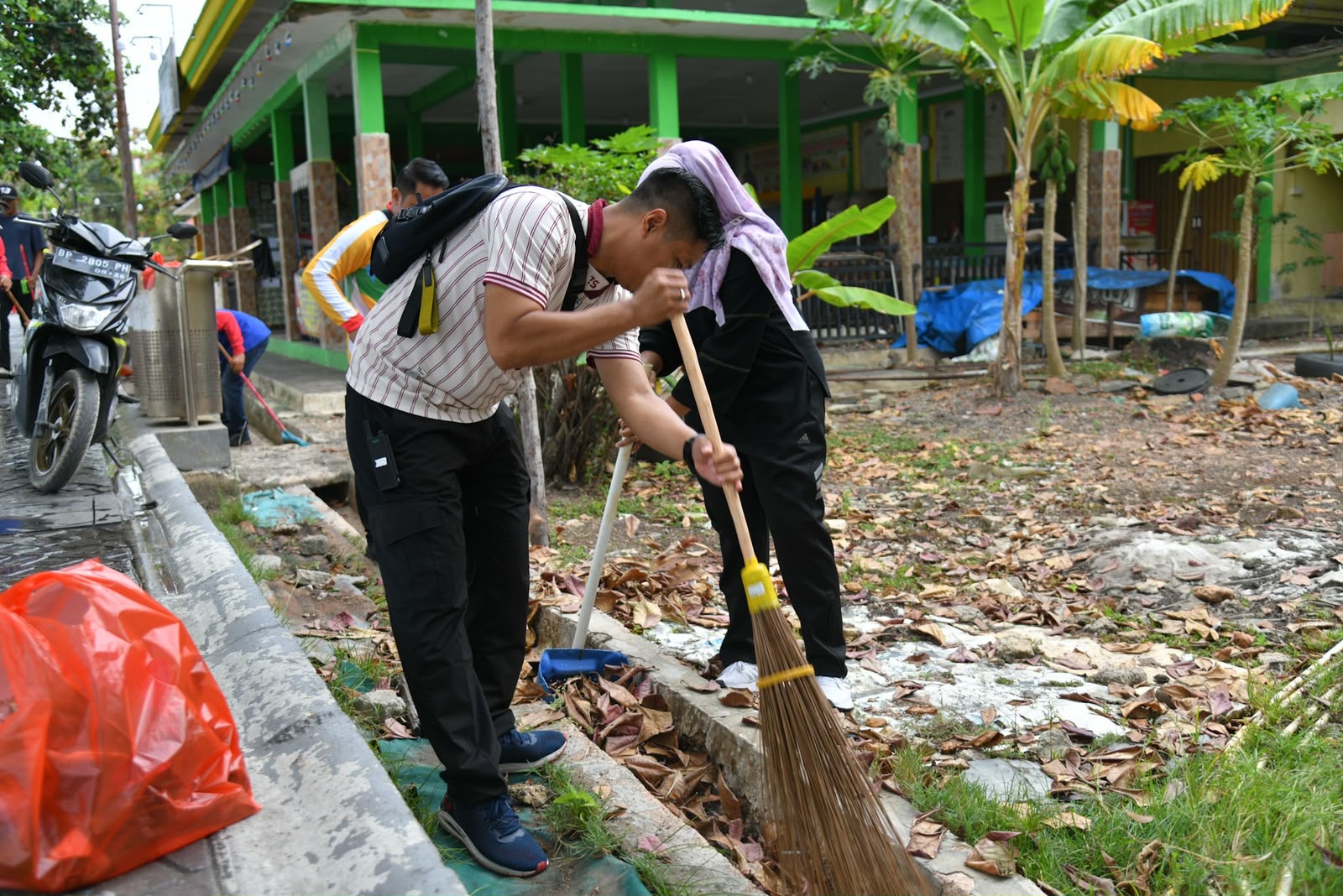 Gubernur Ansar Gotong Royong Bersama OPD Jaga Kebersihan Pulau Penyengat
