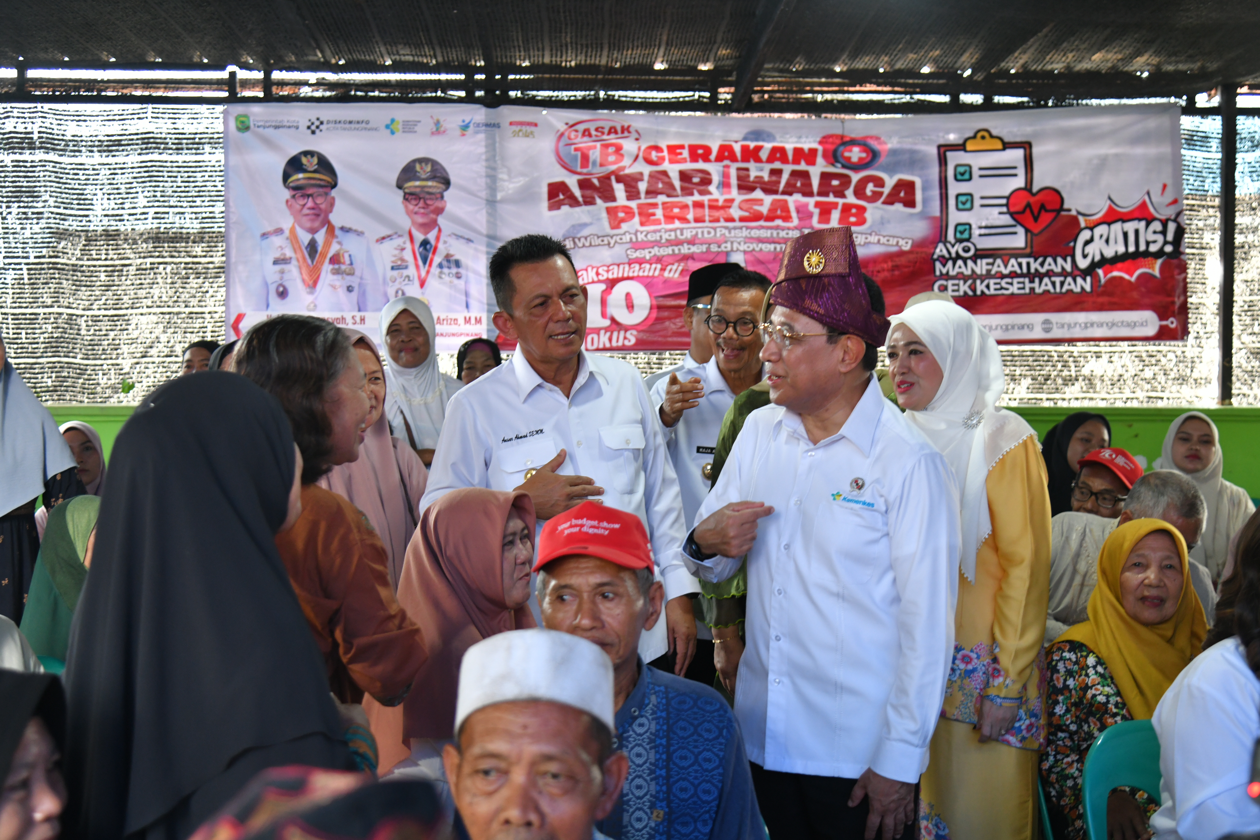 Wamenkes II RI Benjamin Paulus Octavianus berdialog dengan sejumlah lansia di Posyandu Kencana, Kampung Baru, Tanjungpinang