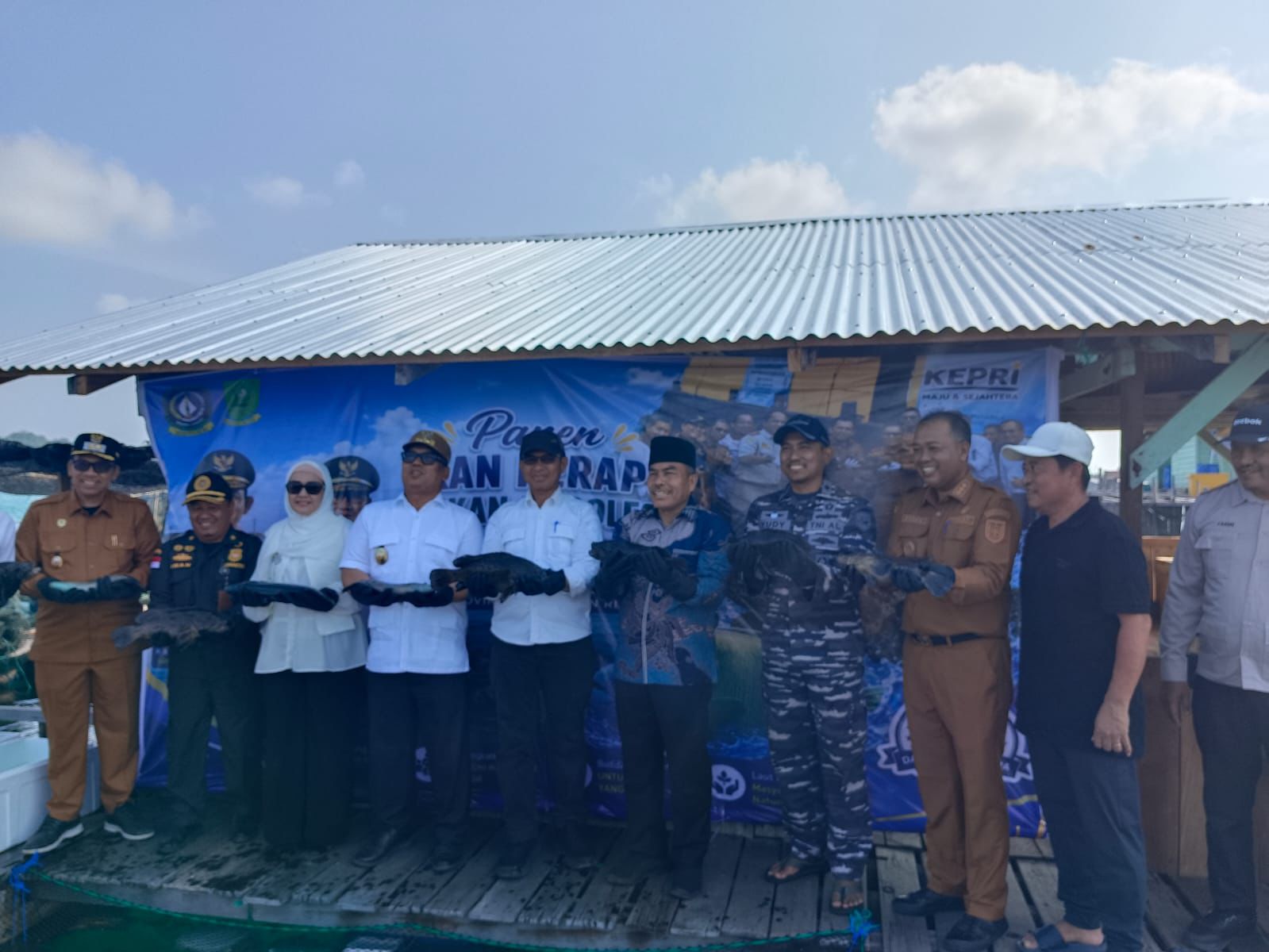 Pemerintah Hadir di Tengah Masyarakat Wagub Kepri dan Wabup Natuna Panen Ikan Bersama di Sedanau