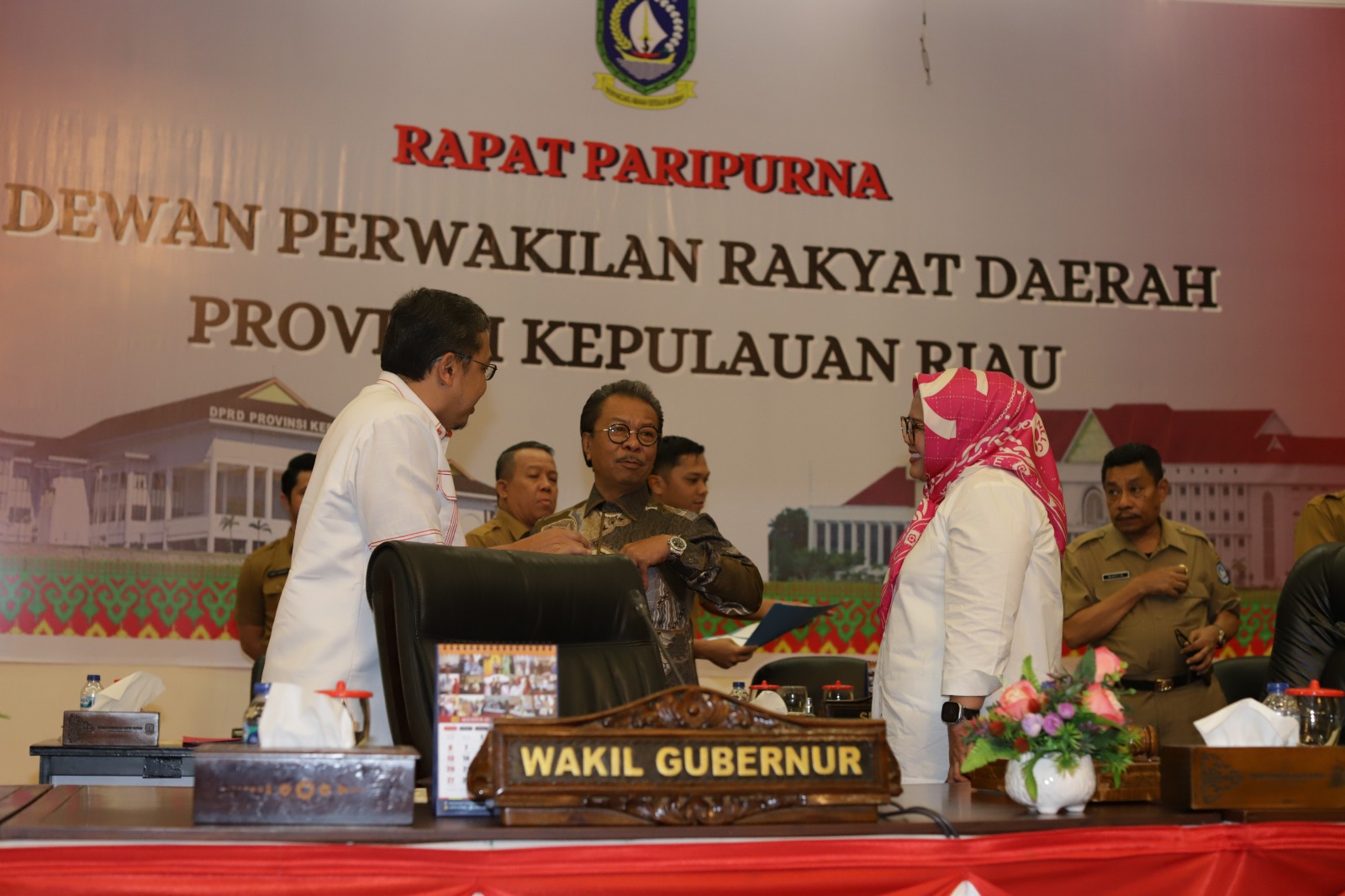 Wagub Kepri Sampaikan Jawaban Pemerintah Atas Pandum Fraksi-Fraksi DPRD Kepri
