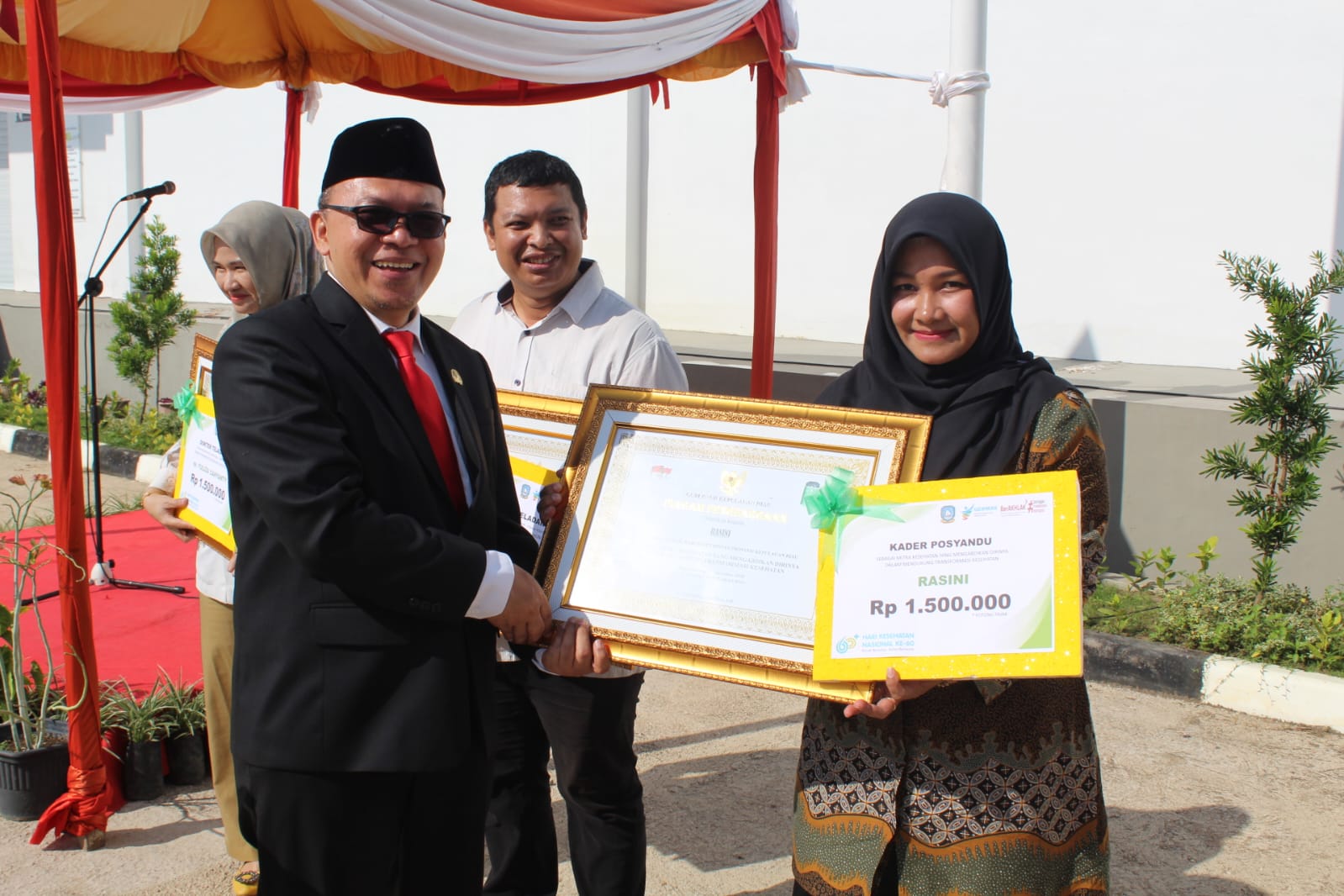 Dinkes Kepri Beri Penghargaan Kepada Nakesdan Dalam Rangka Hari Kesehatan Nasional ke-60