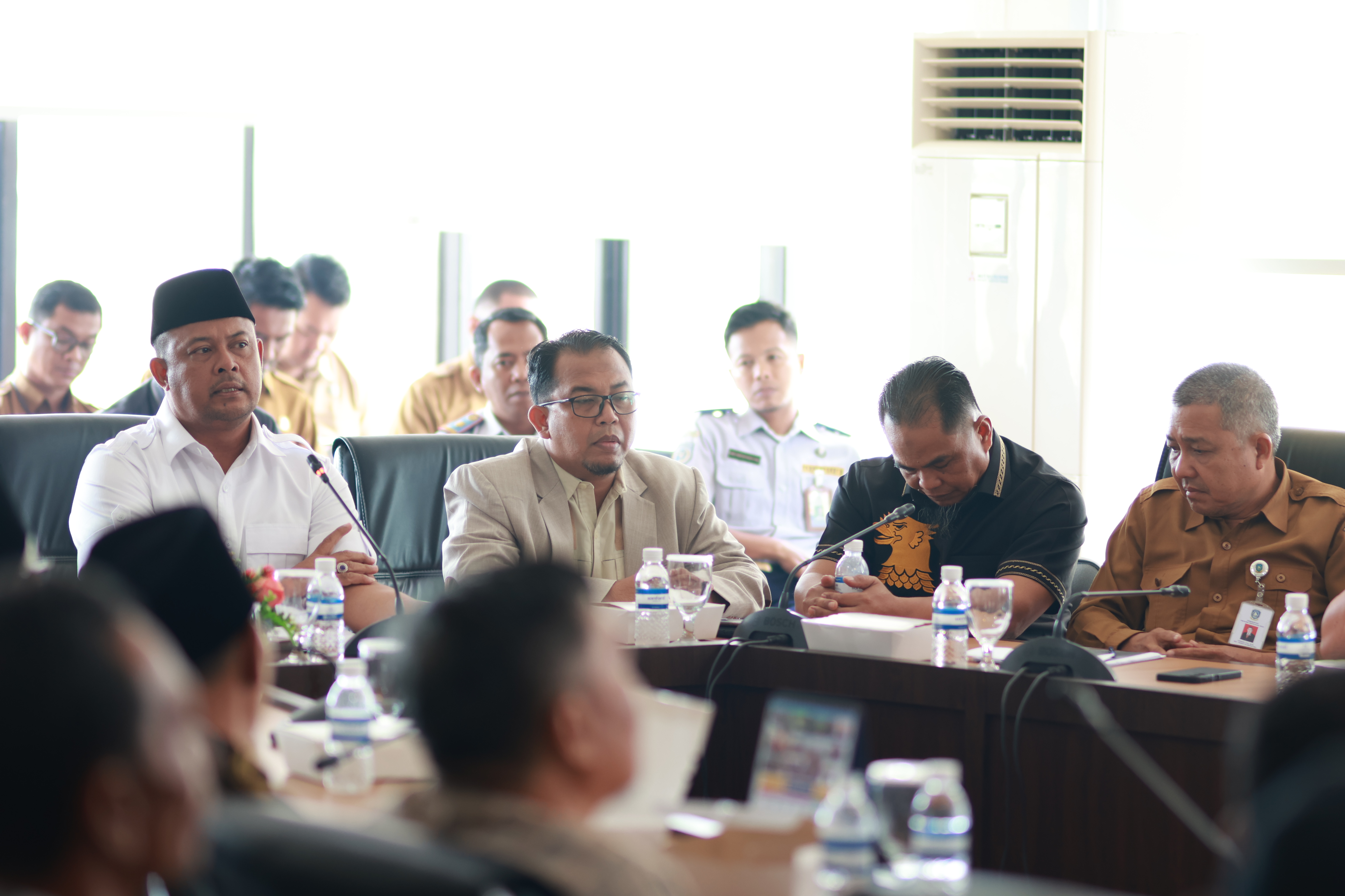 Ketua DPRD Kepri Pimpin Rapat Dengar Pendapat (RDP) Pelantar Kuning