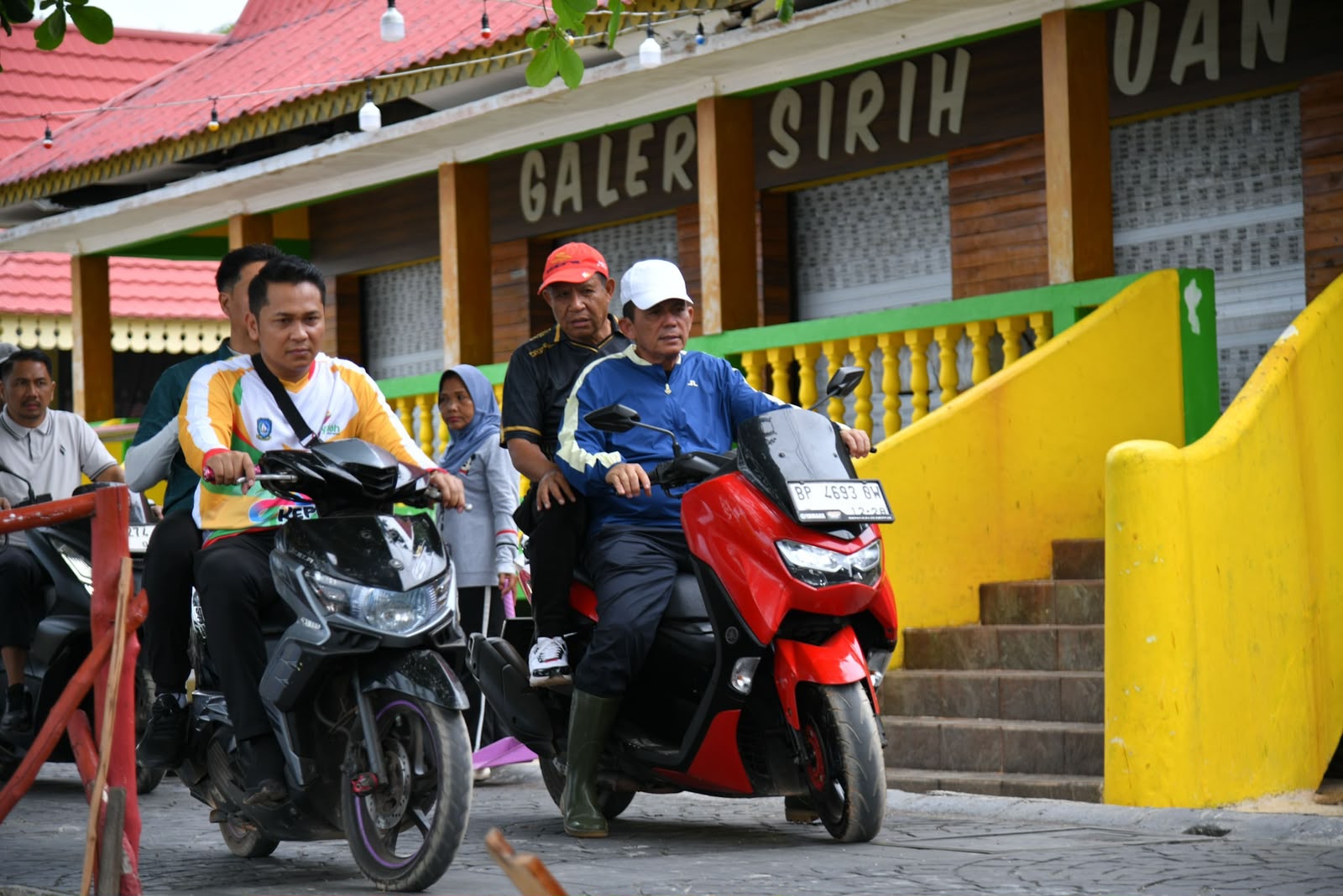 Gubernur Ansar Gotong Royong Bersama OPD Jaga Kebersihan Pulau Penyengat