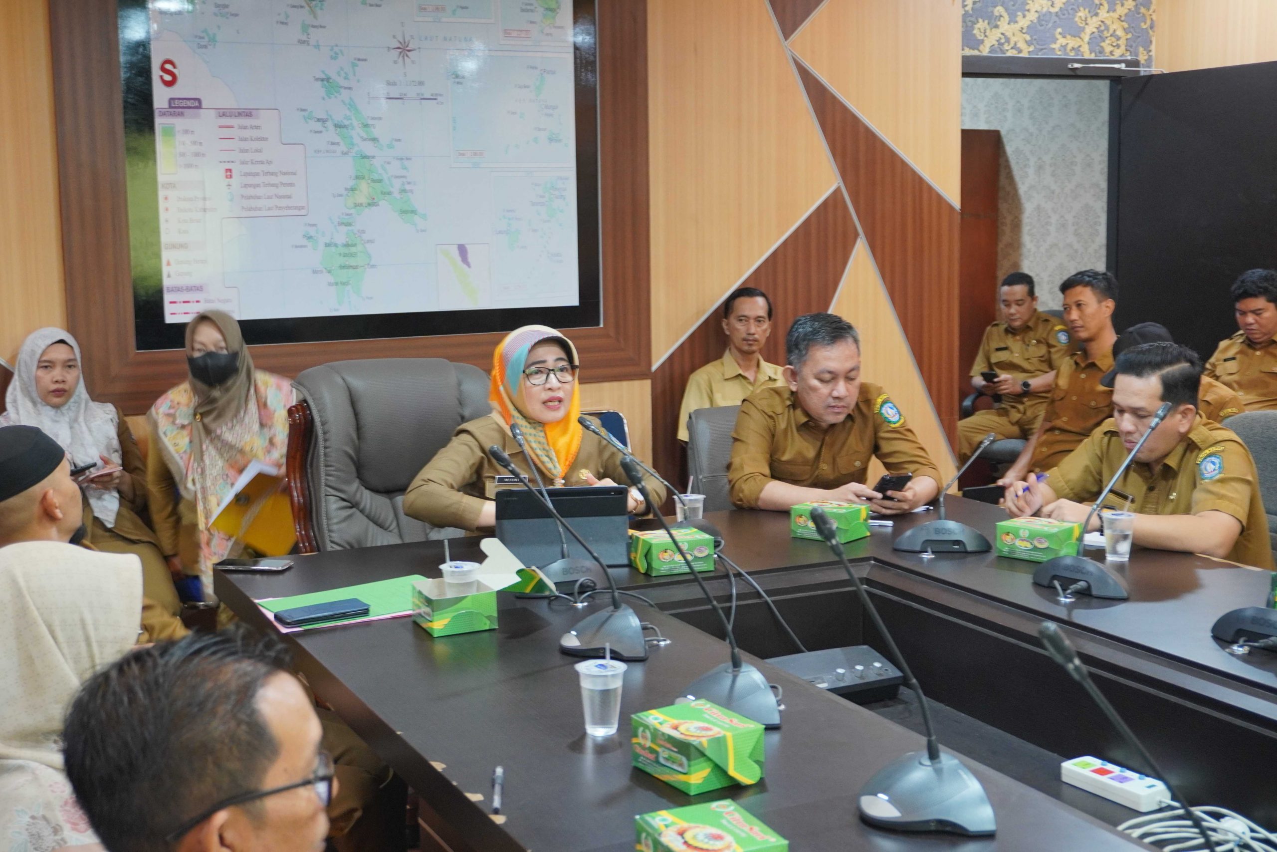 Kepala Badan Perencanaan, Penelitian, dan Pengembangan Provinsi Kepulauan Riau, Misni, S. K. M., M. Si didampingi oleh Kabid Perencanaan, Evaluasi, dan Pelaporan Arman, ST, memimpin rapat Finalisasi Perubahan Rencana Pembangunan Jangka Menengah Daerah (RP