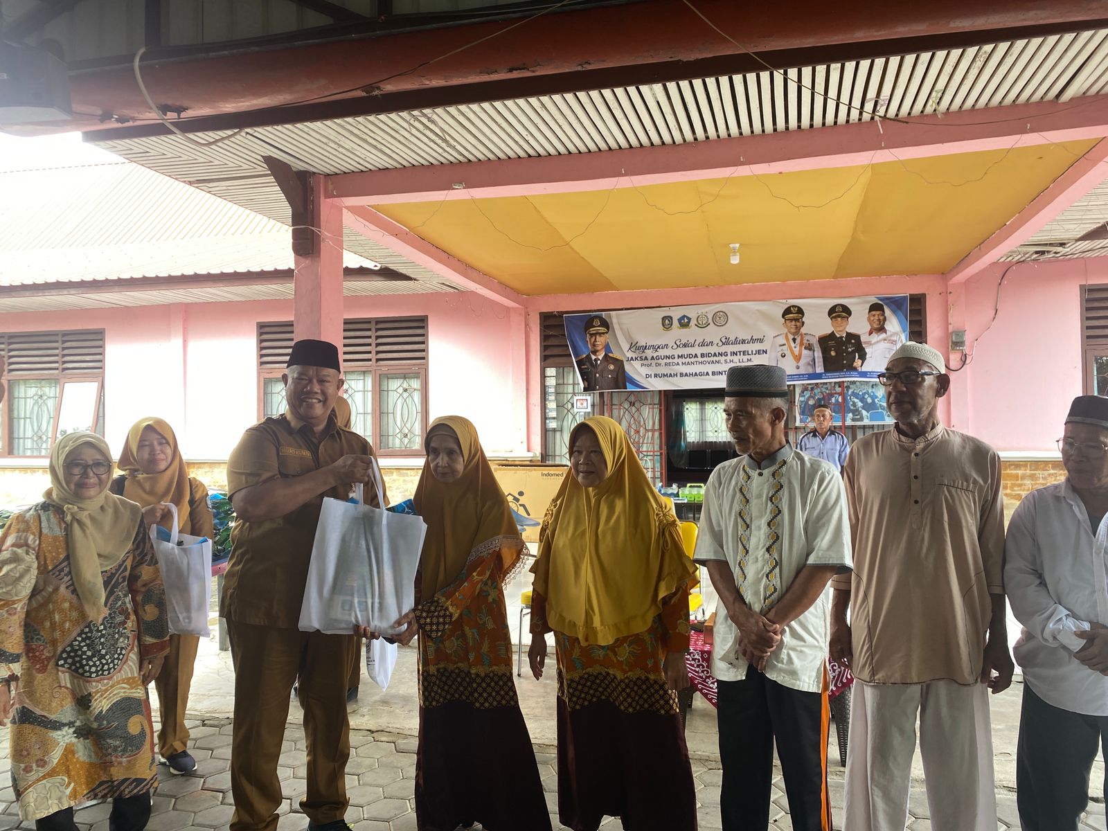 Kegiatan Penyerahan Permakanan di Lembaga Kesejahteraan Sosial Lanjut Usia di Rumah Bahagia, Kabupaten Bintan