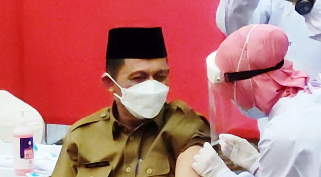 Gubernur Kepri, H. Ansar Ahmad Jalani Proses Vaksinasi tahap II