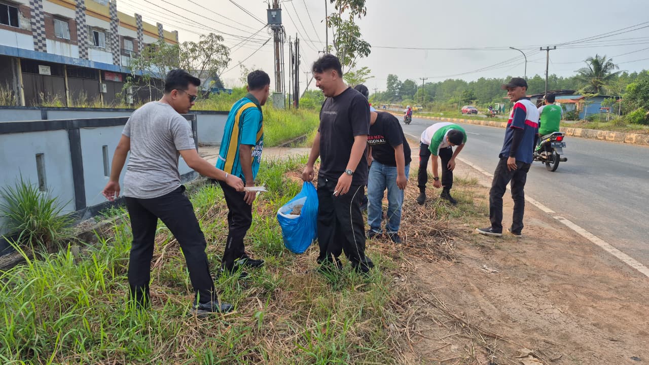 25 Pegawai Disdik Kepri Turun Goro, Peduli Kebersihan Lingkungan