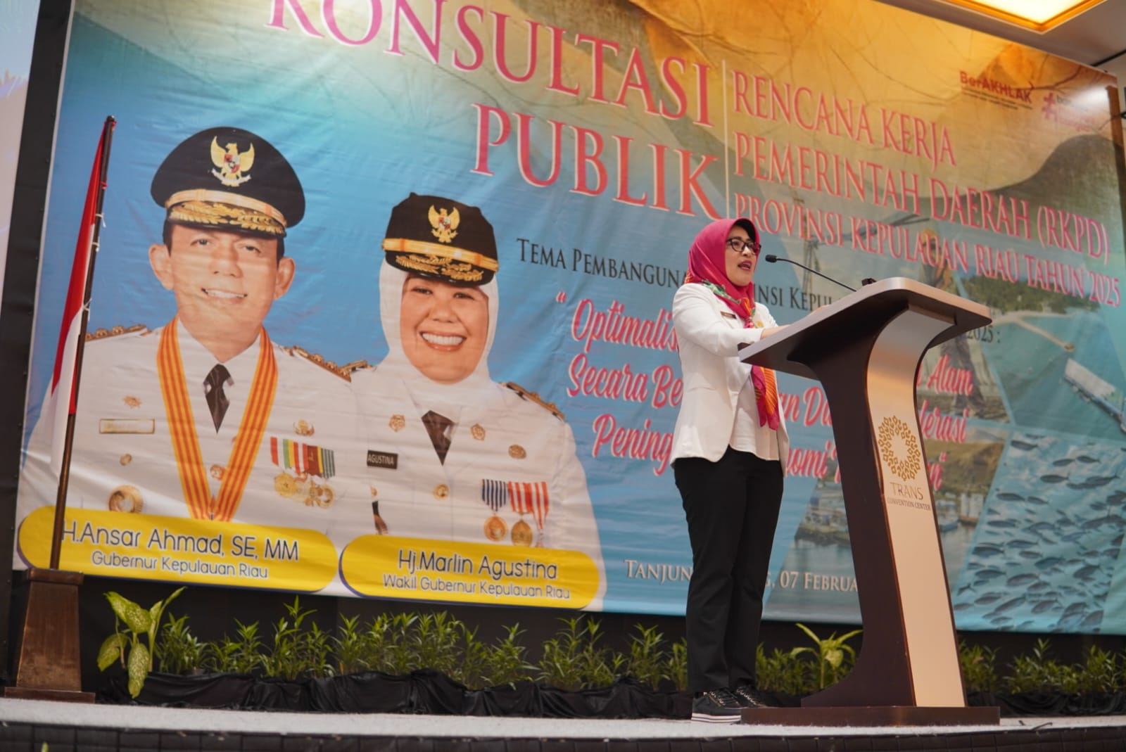 Kepala Badan Perencanaan, Penelitian, dan Pengembangan Provinsi Kepulauan Riau,  membuka secara resmi kegiatan Konsultasi Publik RKPD Provinsi Kepulauan Riau Tahun 2025