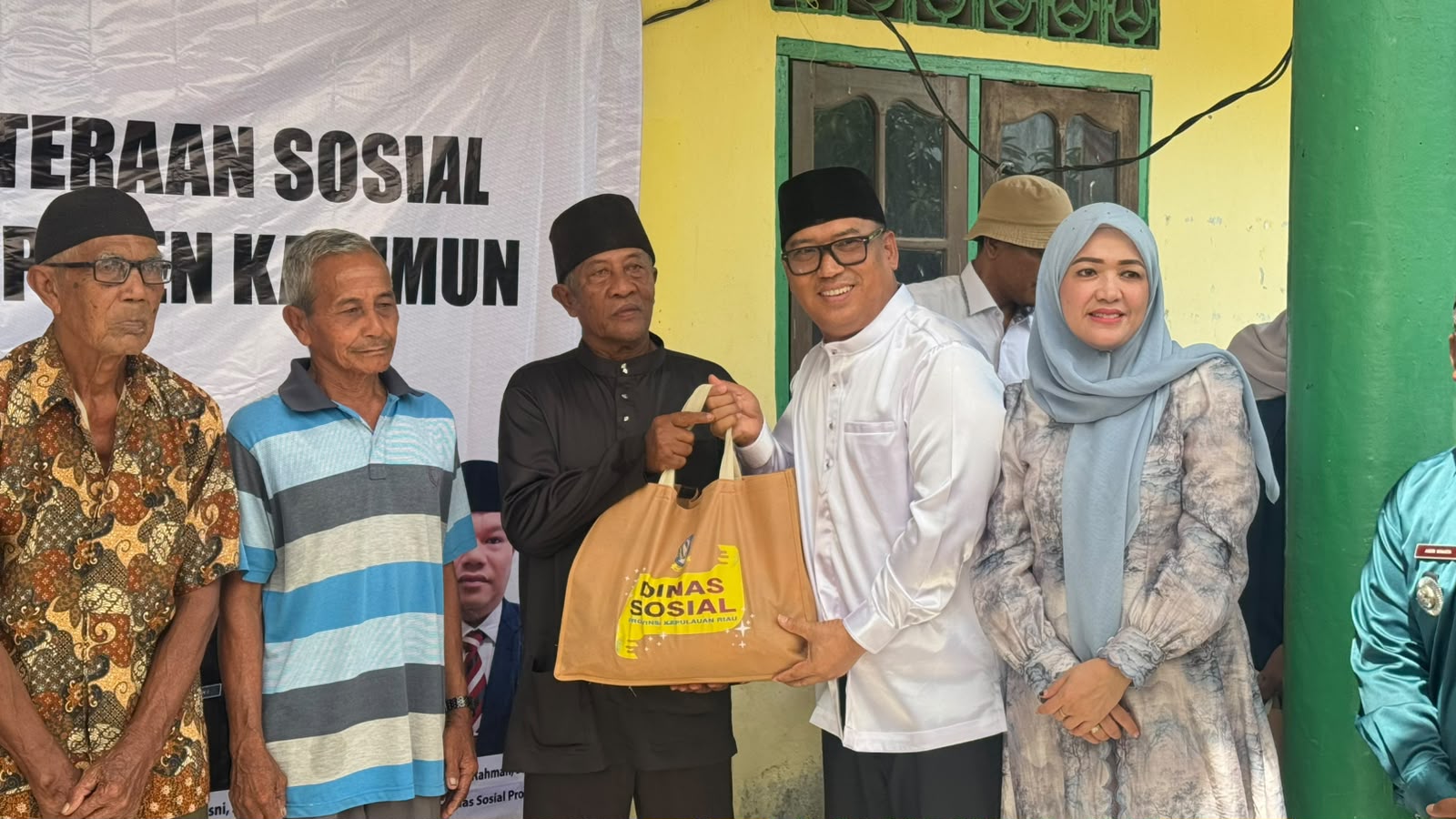  Penyaluran Bantuan Kesejahteraan Sosial Berupa Paket Sembako oleh Wakil Gubernur Kepri 