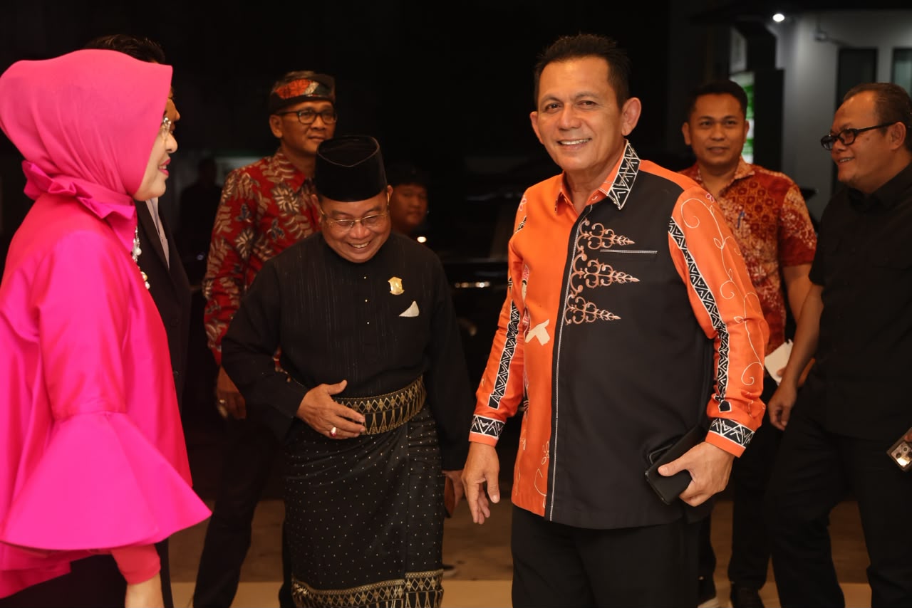 Gubernur Ansar dan Sekda Misni Terima Penghargaan AMSI Kepri