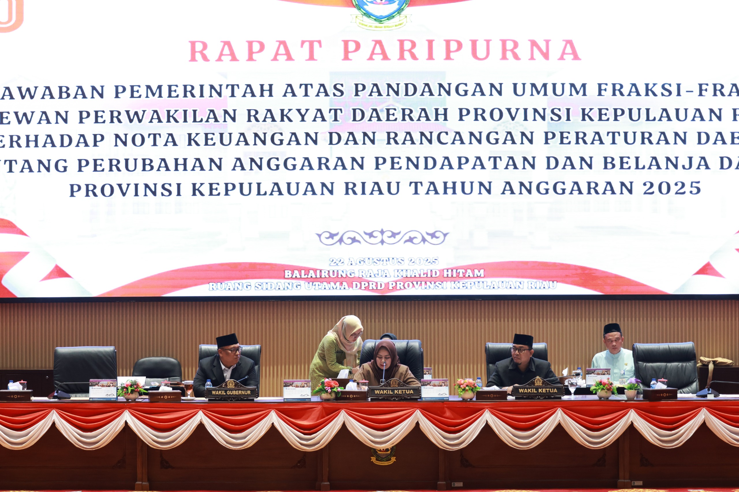 Ucapkan Terima Kasih Kepada DPRD, Wakil Gubernur Bacakan Jawaban Pemerintah Atas Pemandangan Umum Fraksi