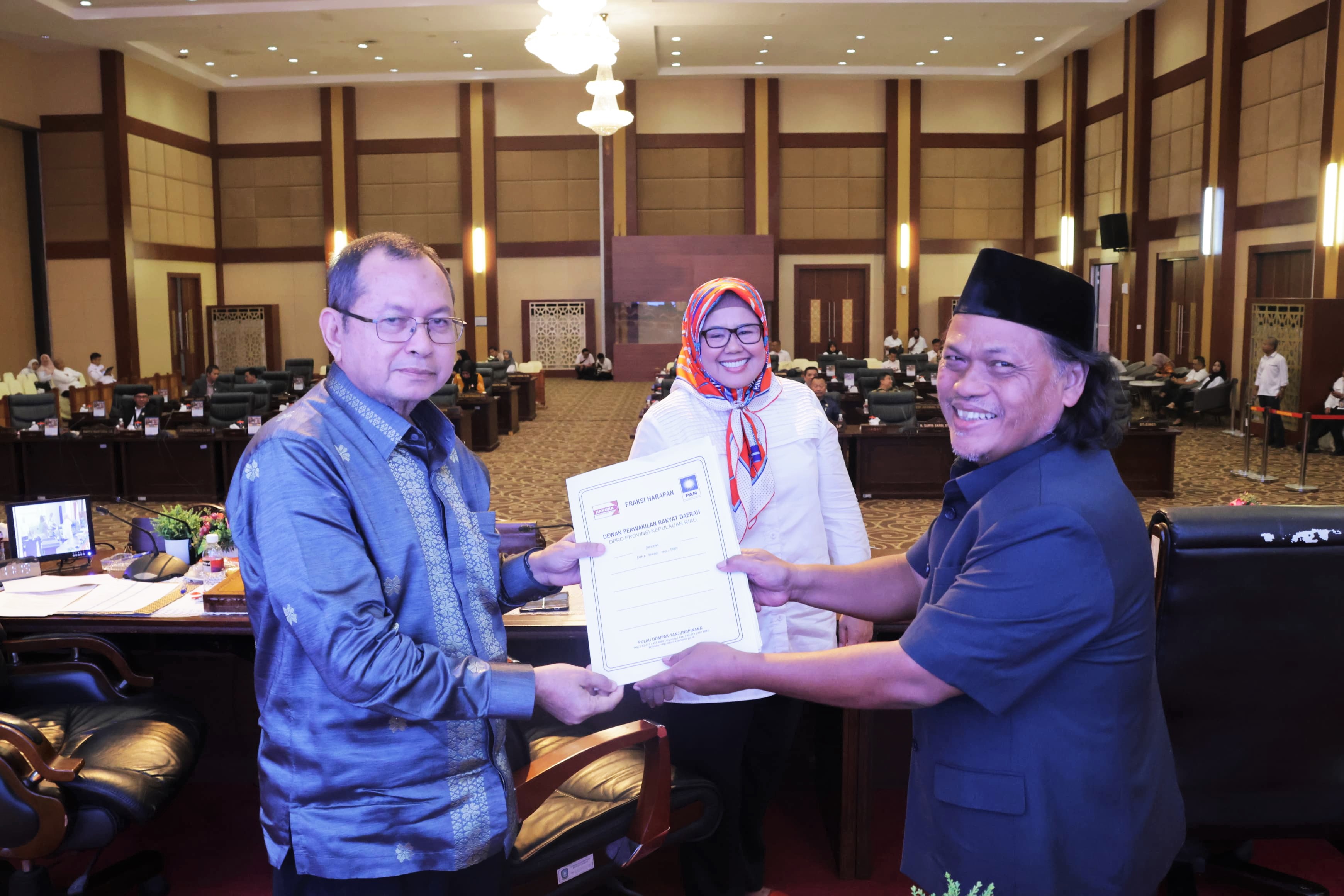 Fraksi DPRD Sampaikan Pandum Terhadap Ranperda BUMD Energi Kepri