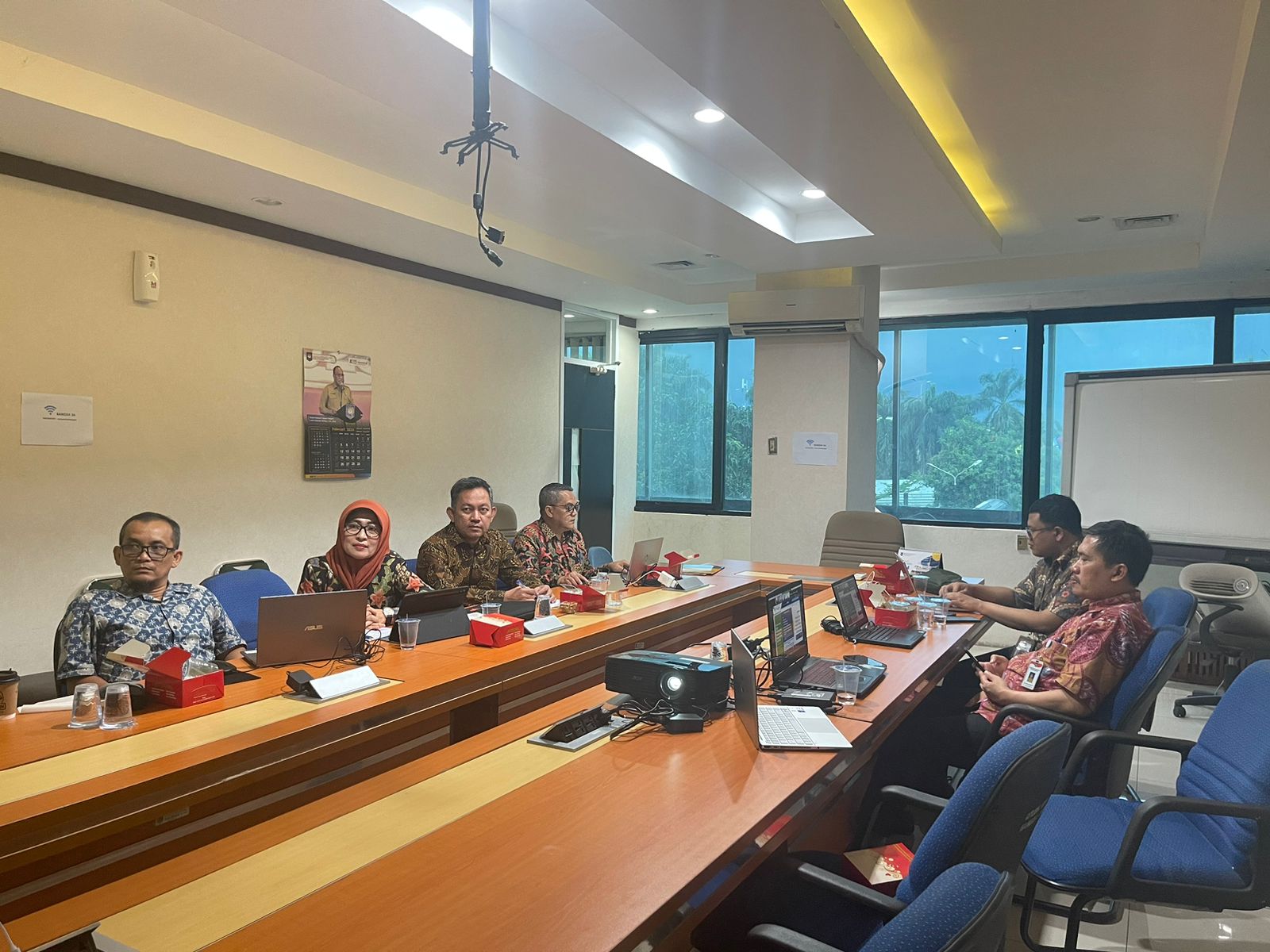 Kepala Badan Perencanaan, Penelitian, dan Pengembangan Provinsi Kepulauan Riau, menghadiri Konsultasi dan Penyelarasan Rancangan Awal RPJPD Provinsi Tahun 2025-2045, (1/2) di ruang rapat Direktorat PEIPD, Jakarta.