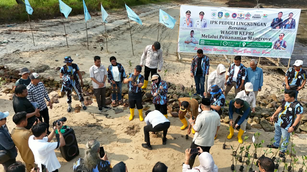 Wagub Nyanyang Apresiasi Aksi IPK Peduli Lingkungan di Pantai Vio Vio