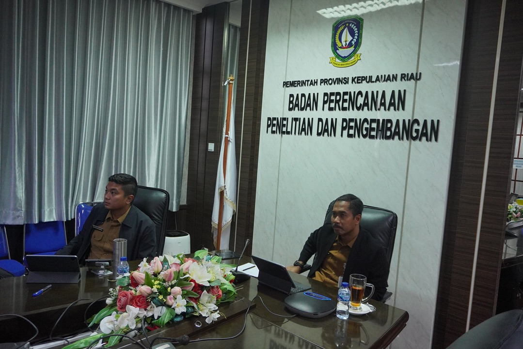 Kepala Badan Perencanaan, Penelitian, dan Pengembangan Provinsi Kepulauan Riau Aries Fhariandi melaksanakan Rapat secara daring Bersama BP Kawasan dan Disperindag, Selasa (10/6) di Ruang Rapat lt.2 Bappeda, Dompak, Tanjungpinang.
