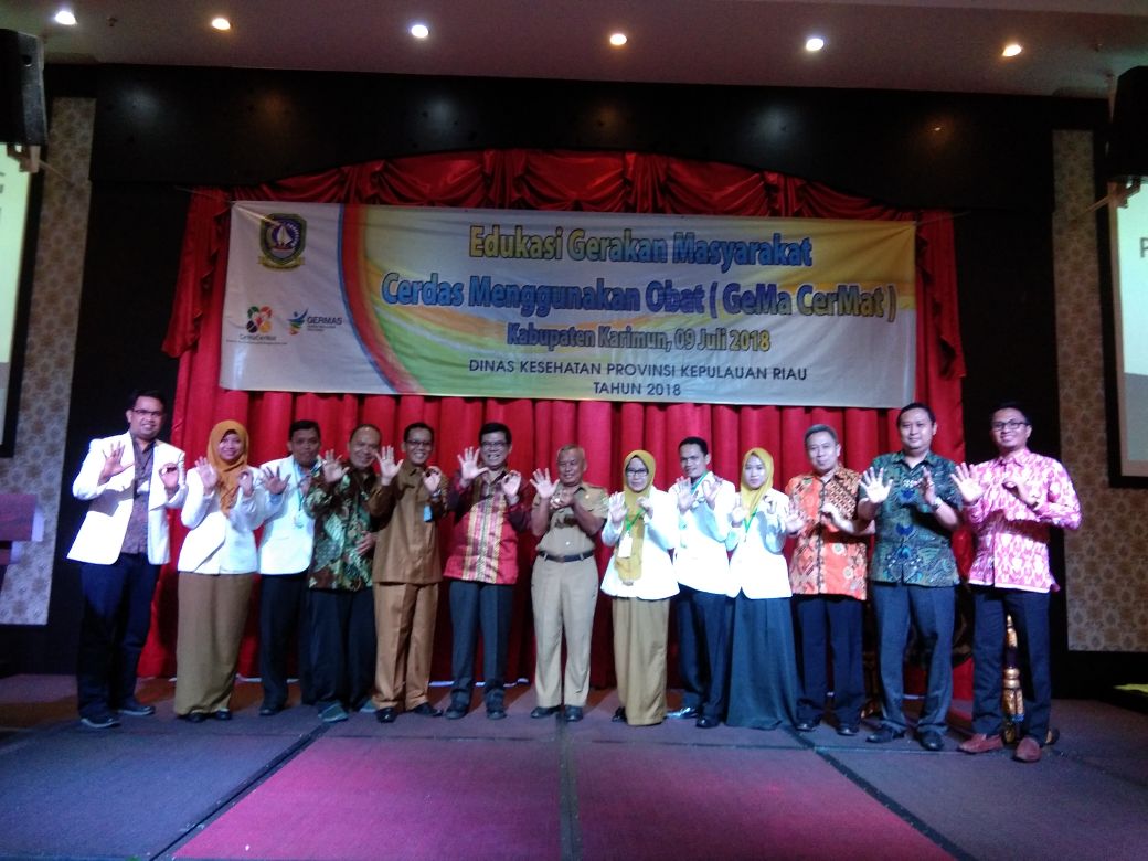 Edukasi Gerakan Masyarakat Cerdas Menggunakan Obat (GeMa CerMat) di Kabupaten Karimun