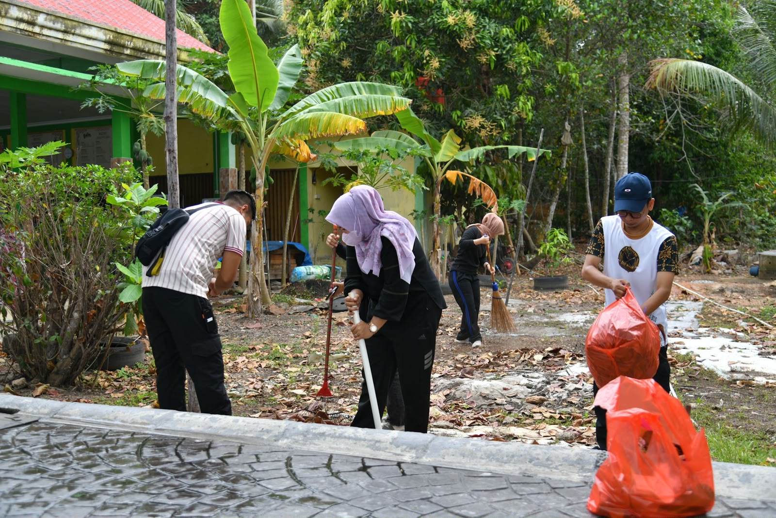Gubernur Ansar Gotong Royong Bersama OPD Jaga Kebersihan Pulau Penyengat