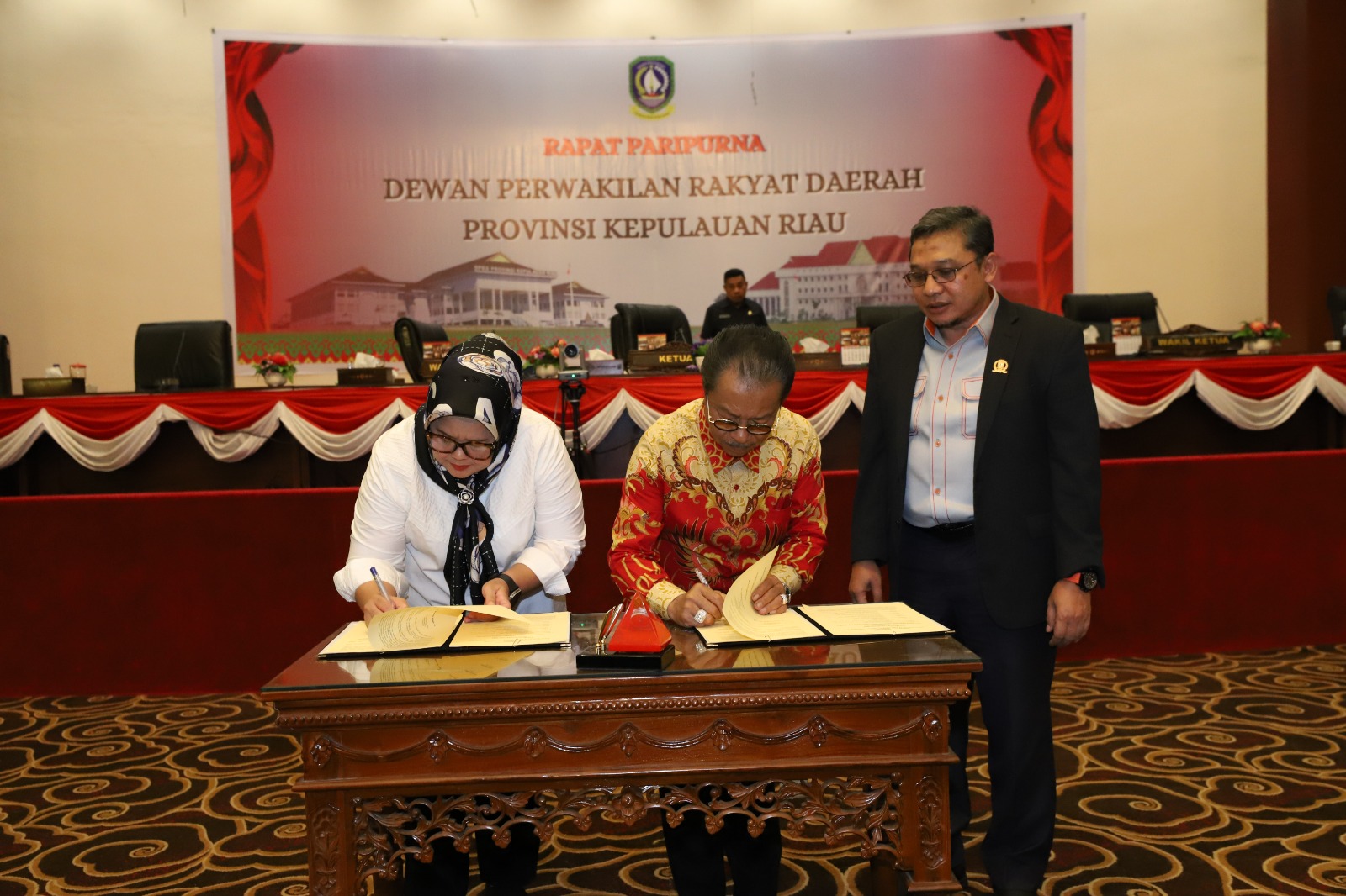 Pimpinan DPRD Kepri Tandatangani Nota Kesepakatan KUA-PPAS Perubahan APBD 2023