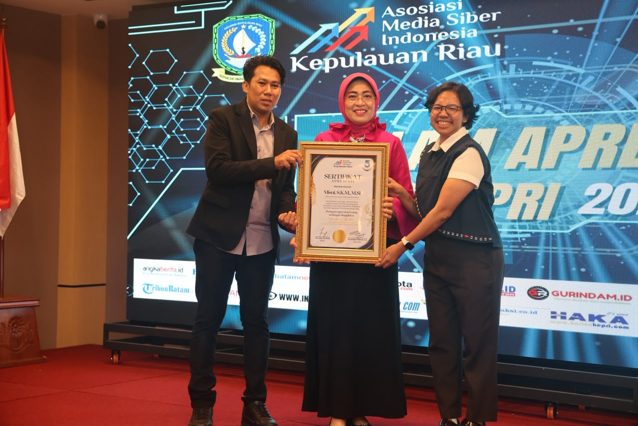 Gubernur Ansar dan Sekda Misni Terima Penghargaan AMSI Kepri