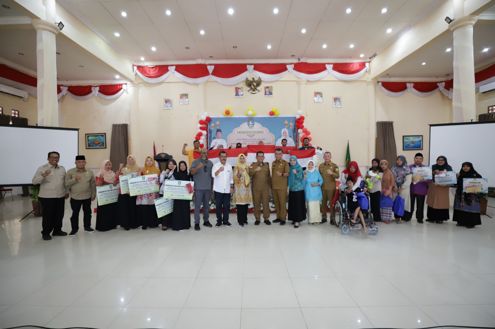 Penyerahan Insentif Guru TK, PAUD, RA dan Beasiswa Jenjang Pendidikan Tinggi di Kabupaten Natuna
